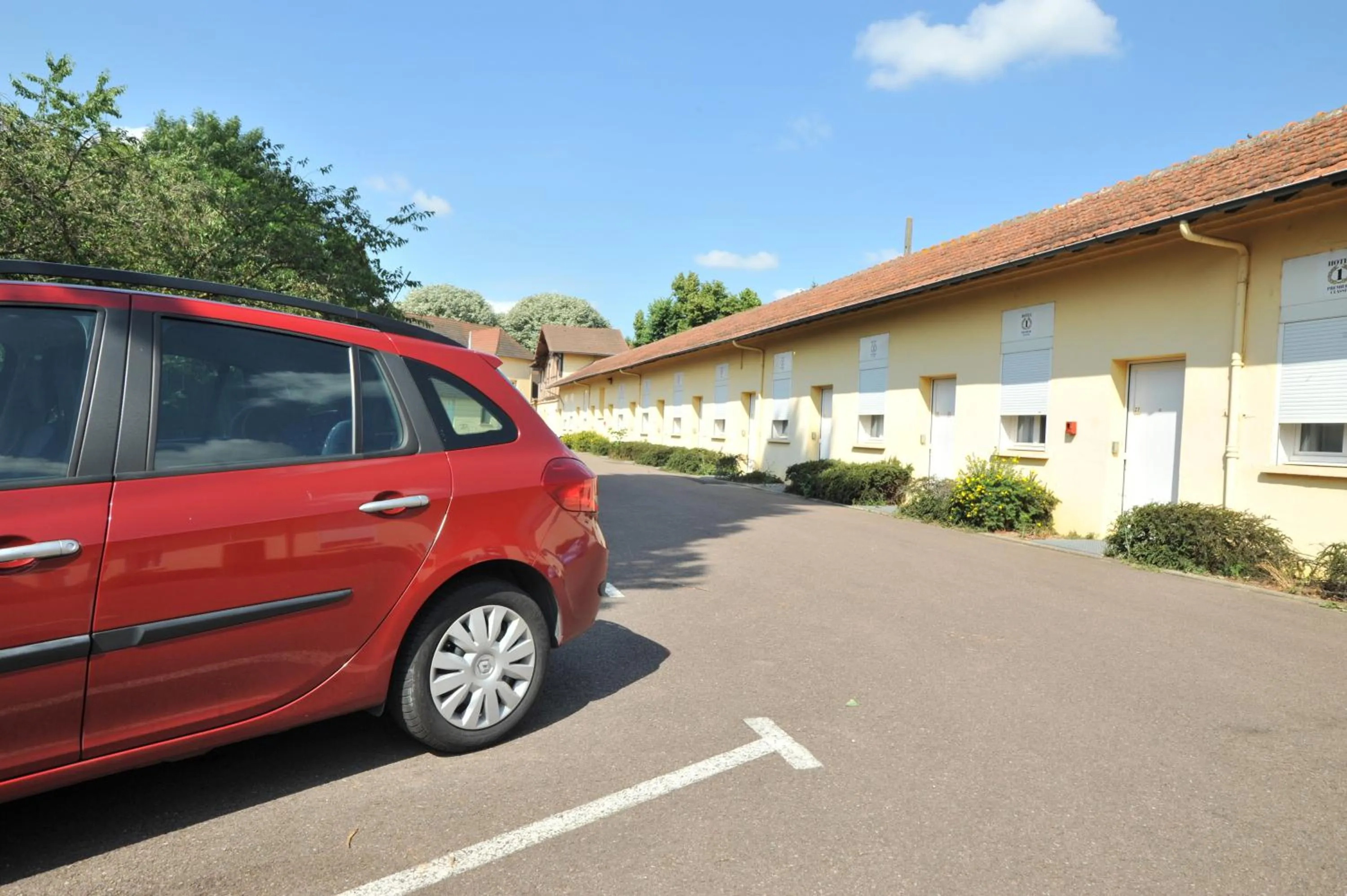 Facade/entrance in Hôtel & Résidence Avermes