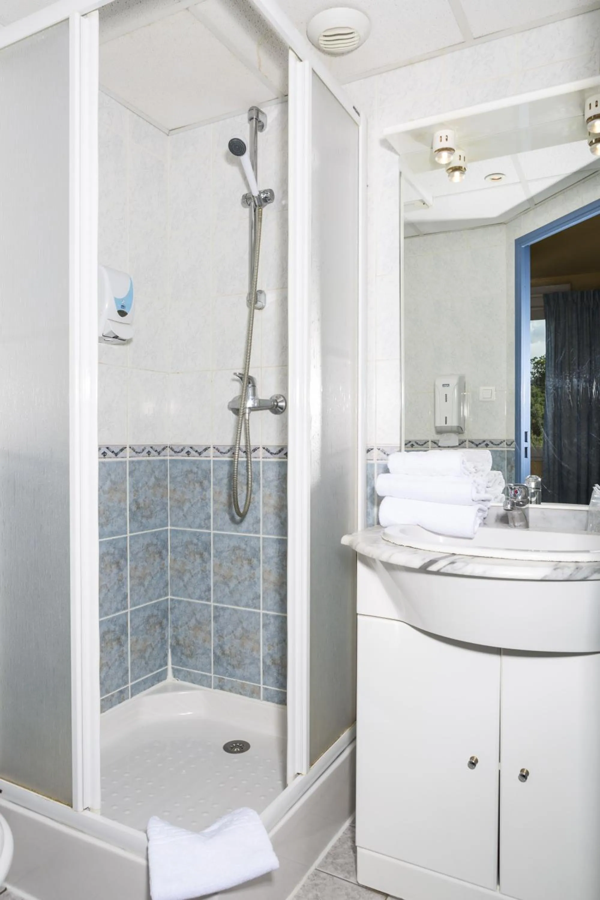 Bathroom in Hôtel & Résidence Avermes