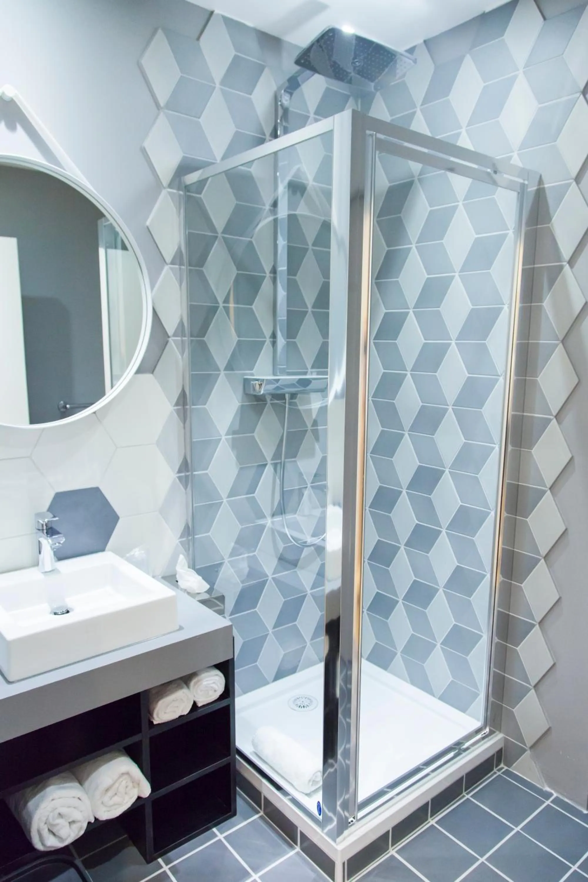 Shower in The Originals Boutique, Hôtel Le Lion, Clermont-Ferrand