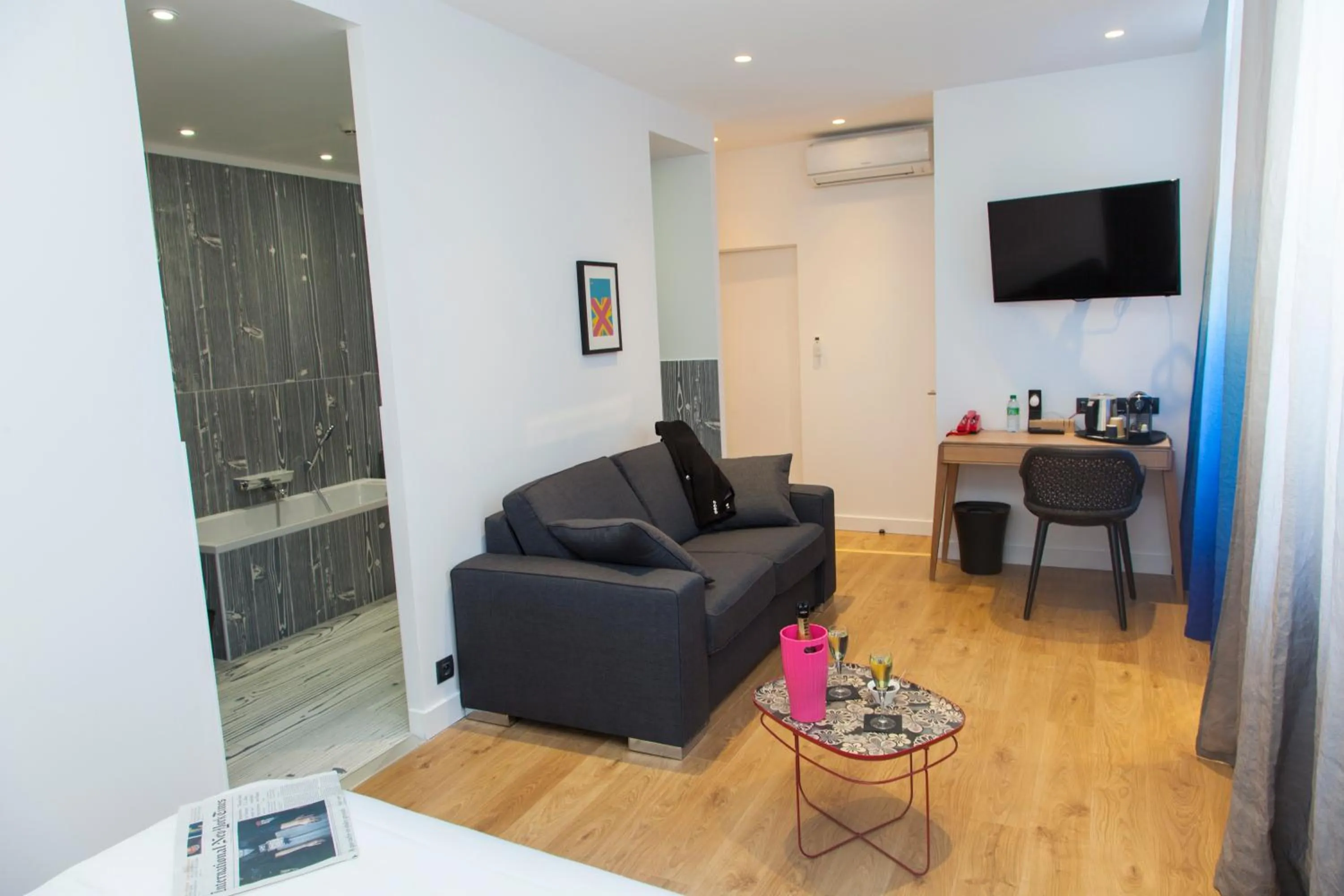 Living room in The Originals Boutique, Hôtel Le Lion, Clermont-Ferrand