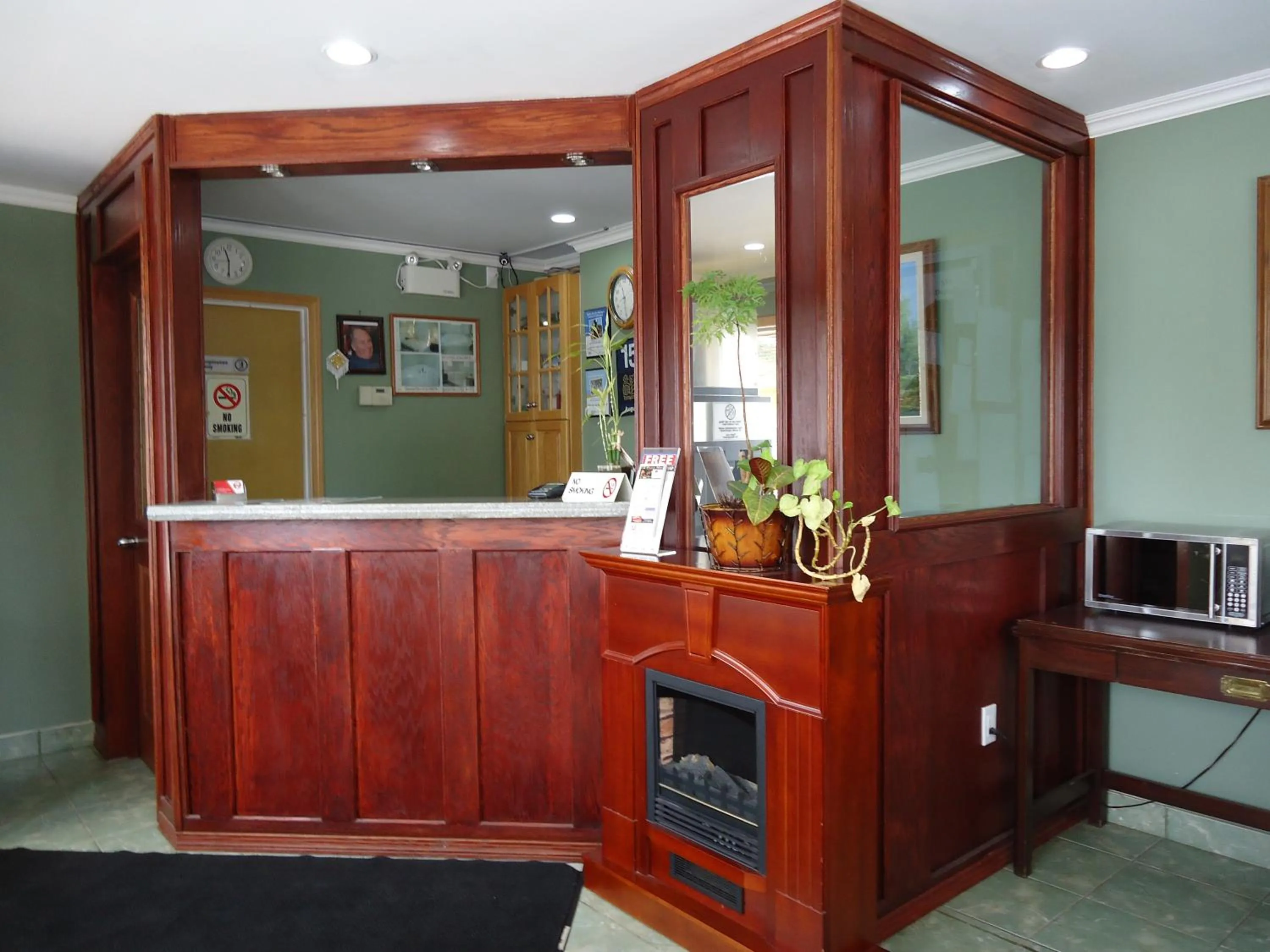 Lobby or reception in Super 7 Motel London