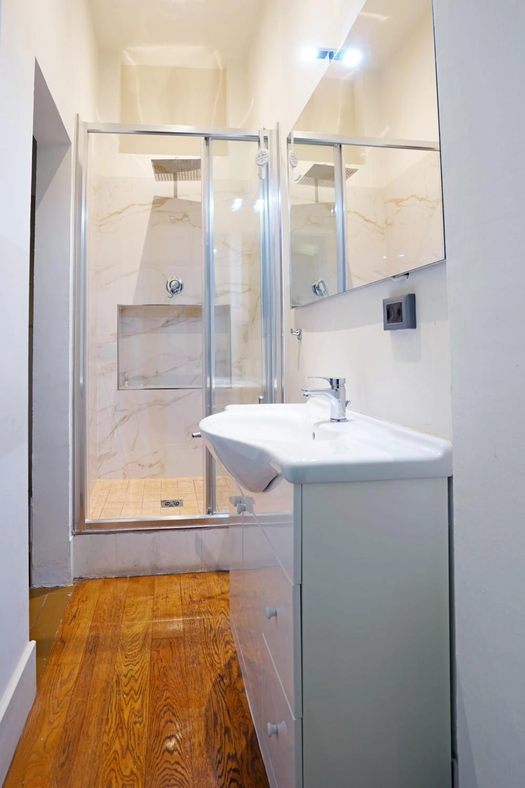 Shower in Avanguardia Art Club