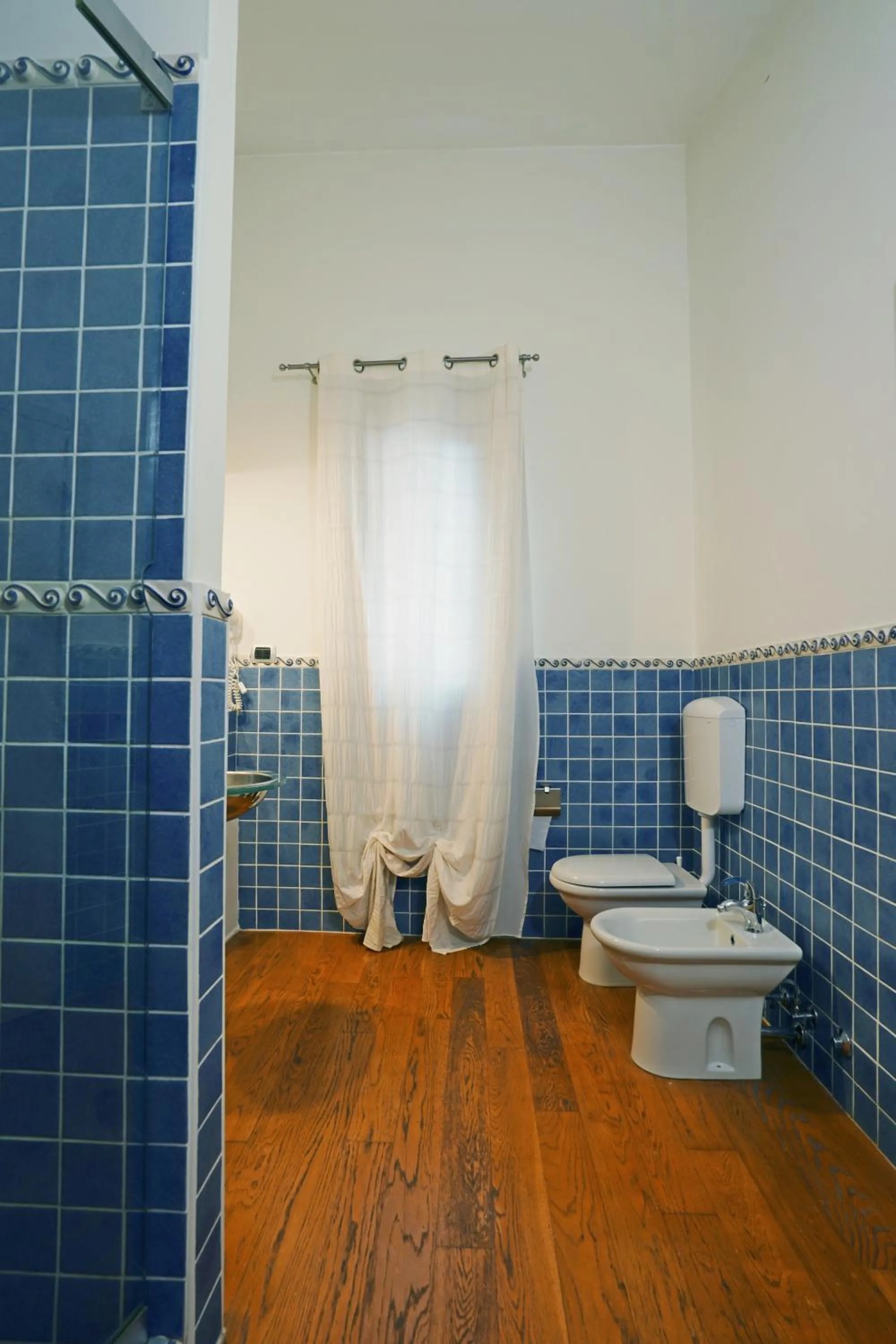 Shower in Avanguardia Art Club