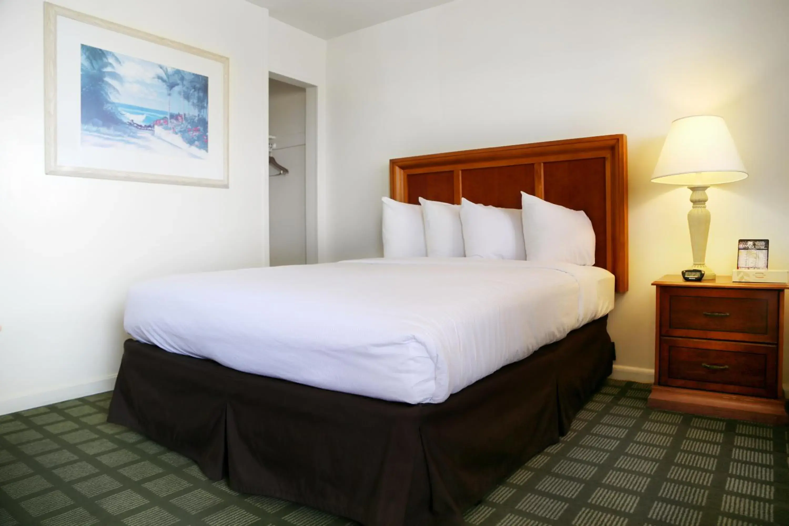 Inlet View Room One Queen Bed in Oceanic Motel Inlet View Room One Queen Bed in Oceanic Motel