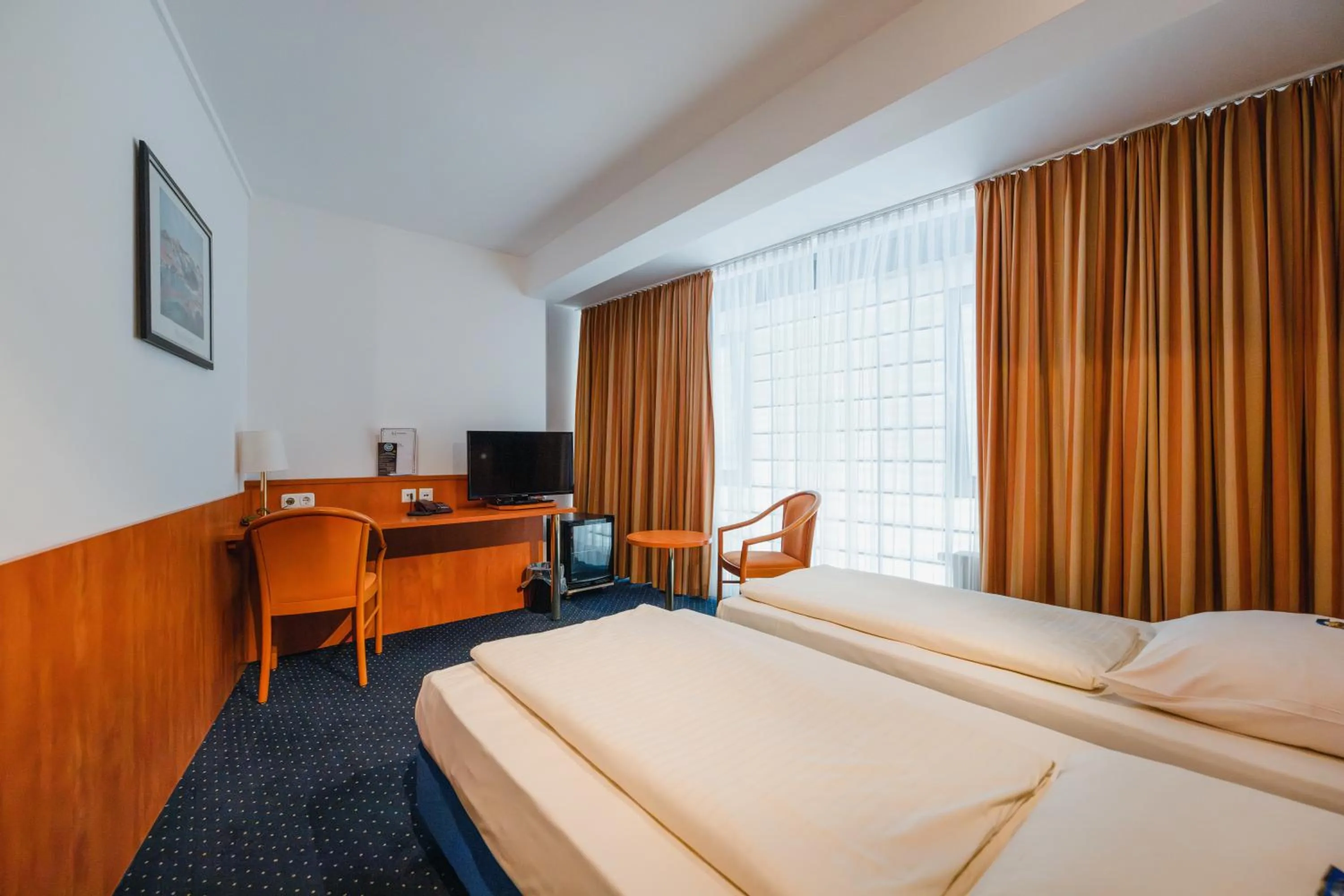 Photo of the whole room, Bed in Hotel Mirage