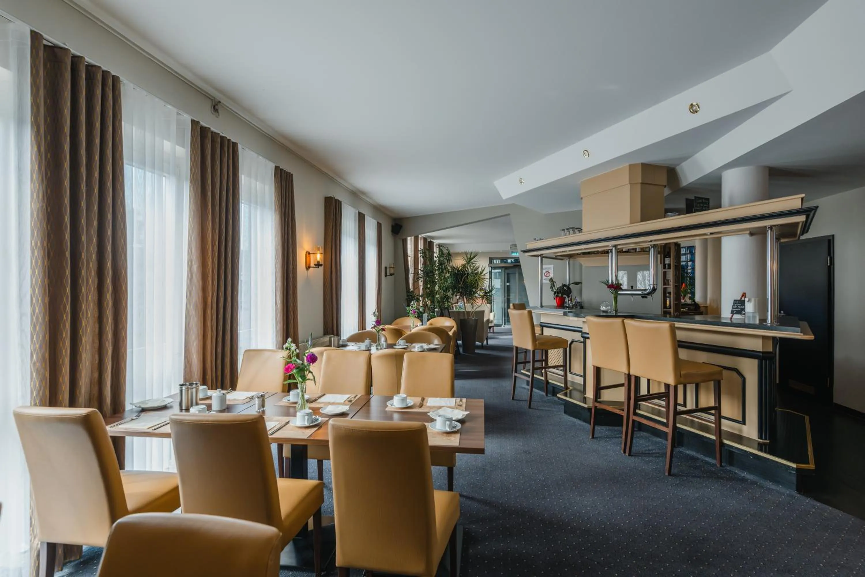 Restaurant/places to eat in Hotel Mirage