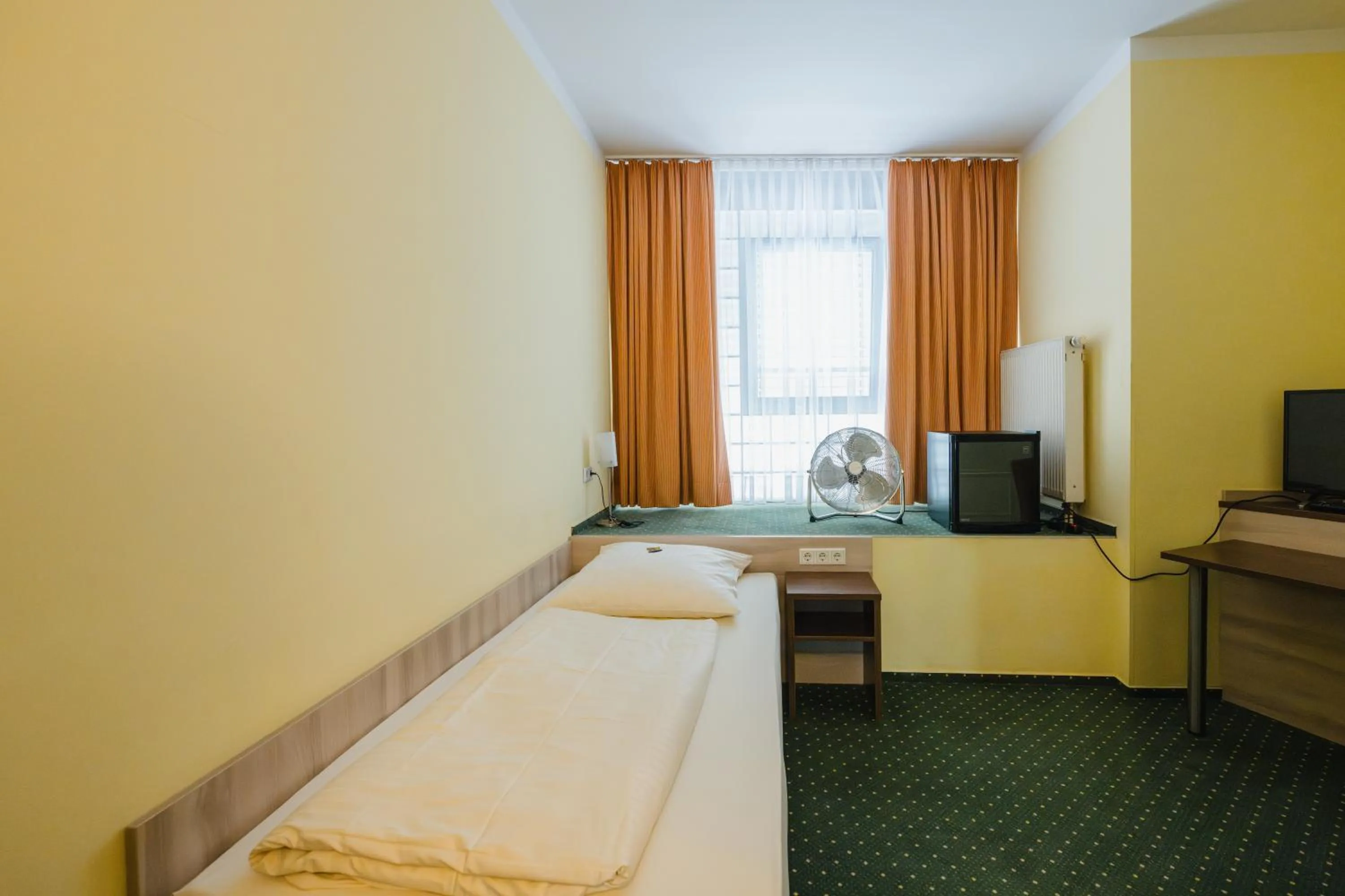 Photo of the whole room, Bed in Hotel Mirage