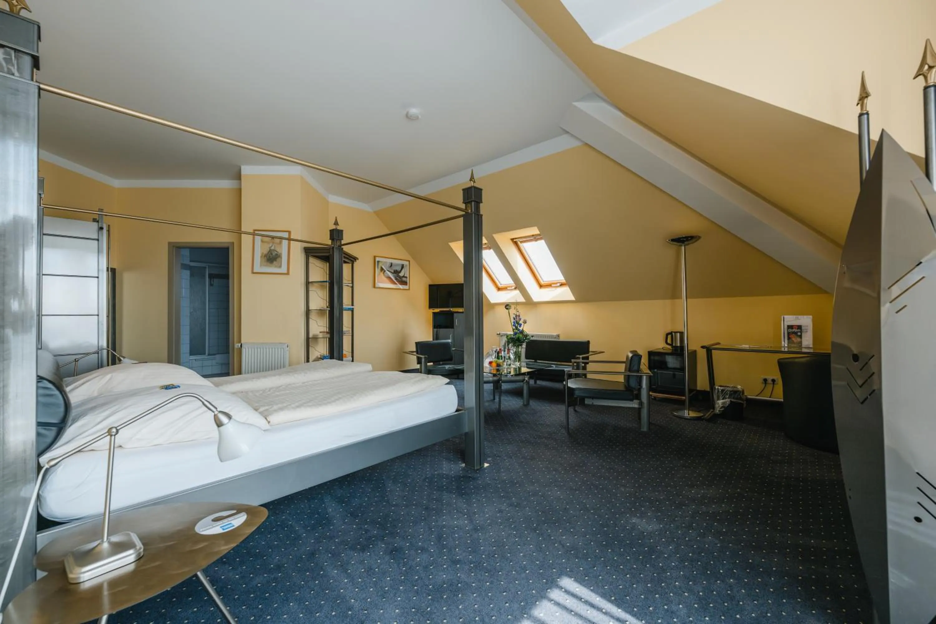 Photo of the whole room, Bed in Hotel Mirage