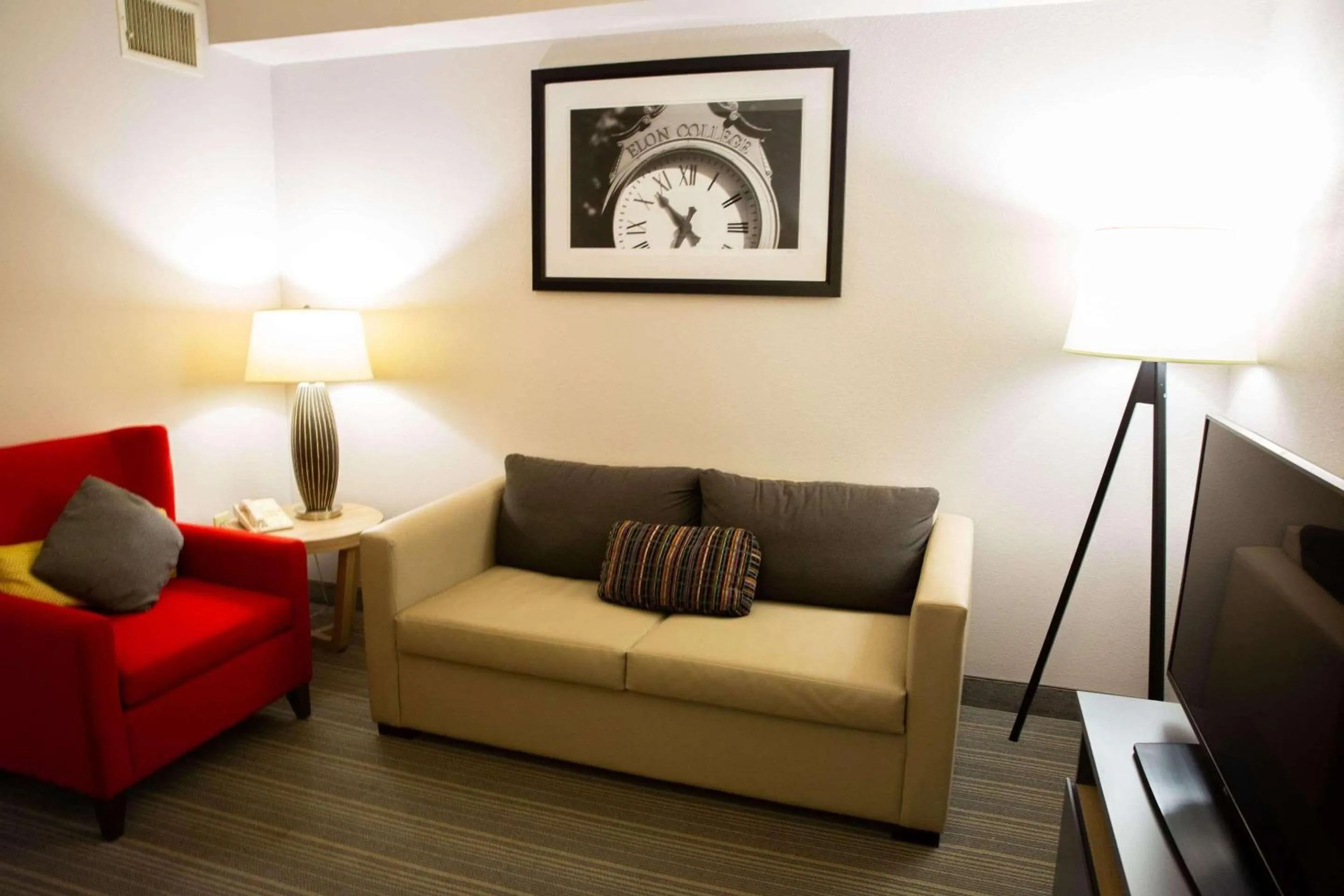 Bedroom in Country Inn & Suites by Radisson, Burlington Elon , NC