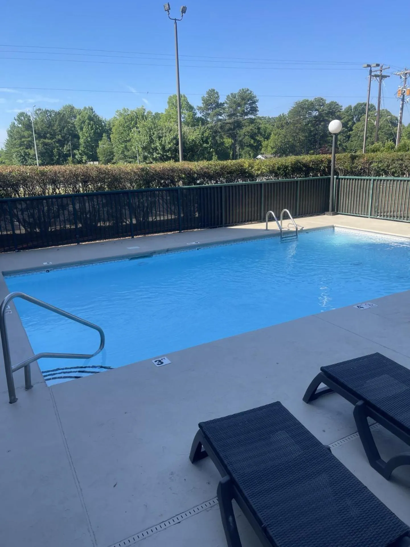 Swimming pool in Country Inn & Suites by Radisson, Burlington Elon , NC