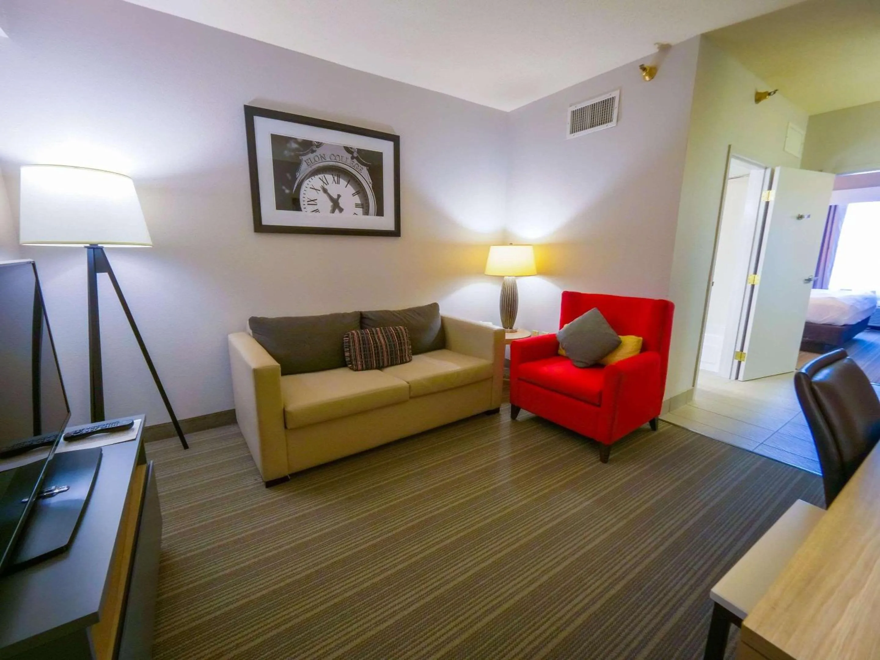 Bedroom in Country Inn & Suites by Radisson, Burlington Elon , NC