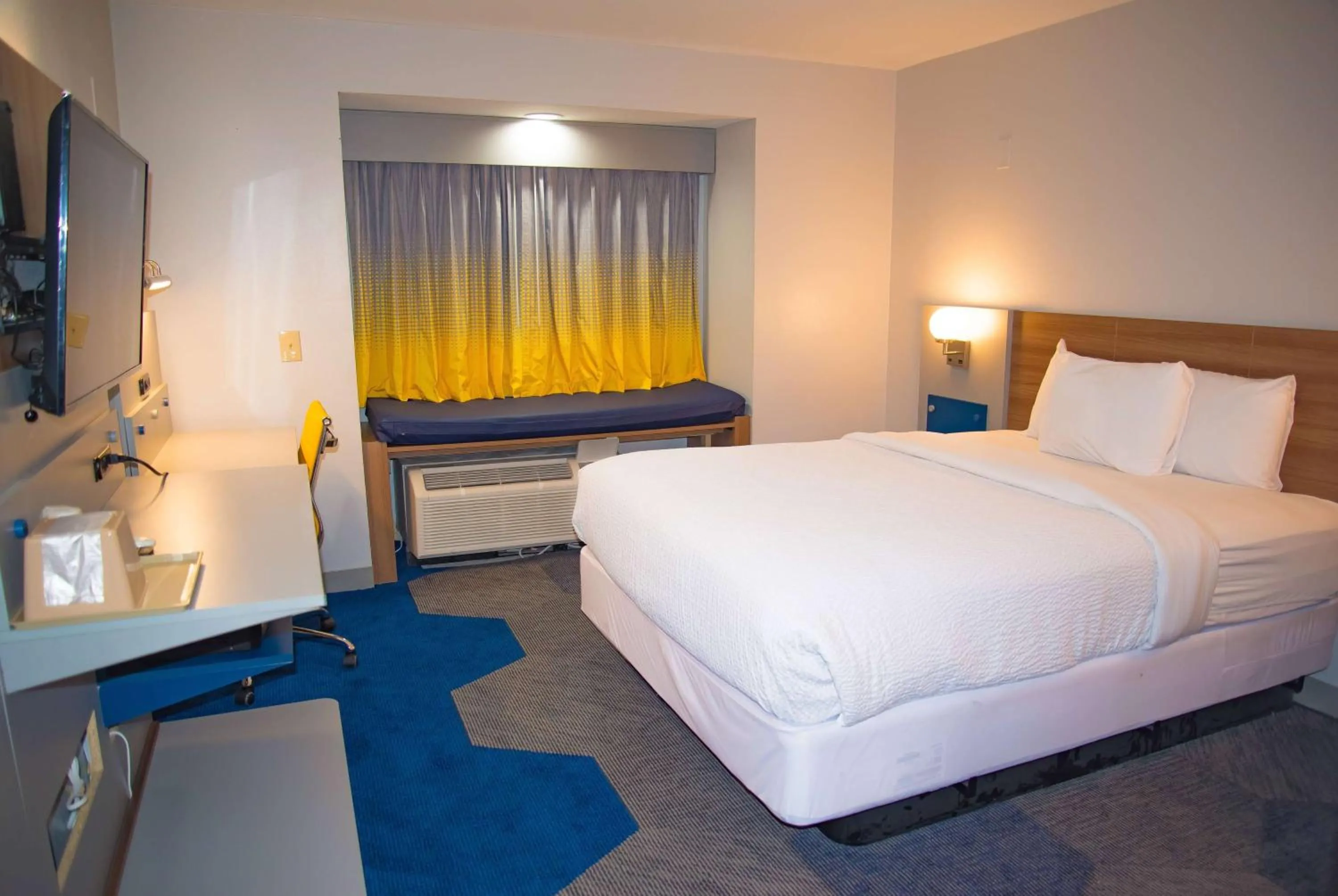 Photo of the whole room, Bed in Microtel Inn & Suites by Wyndham Daphne