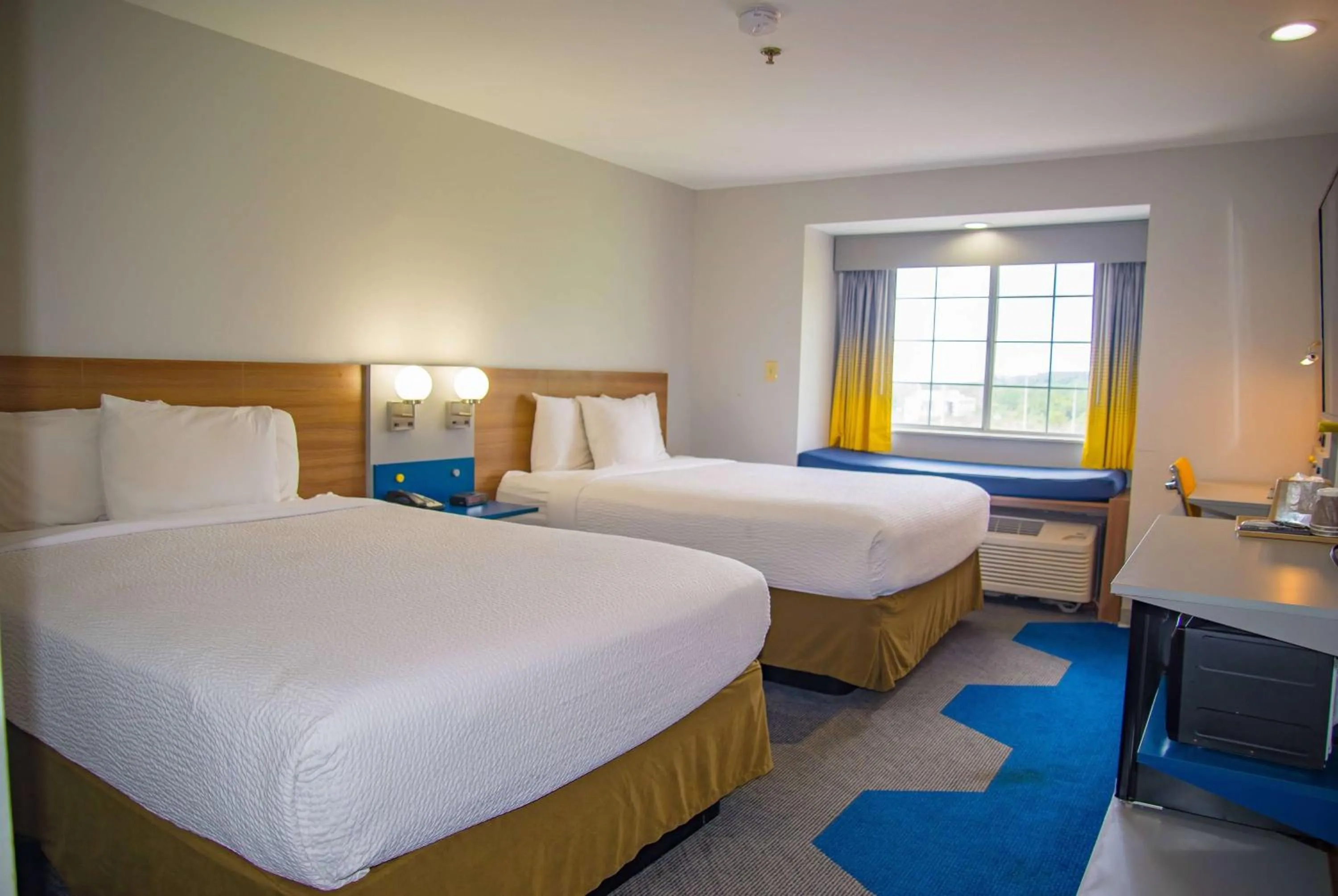 Photo of the whole room, Bed in Microtel Inn & Suites by Wyndham Daphne