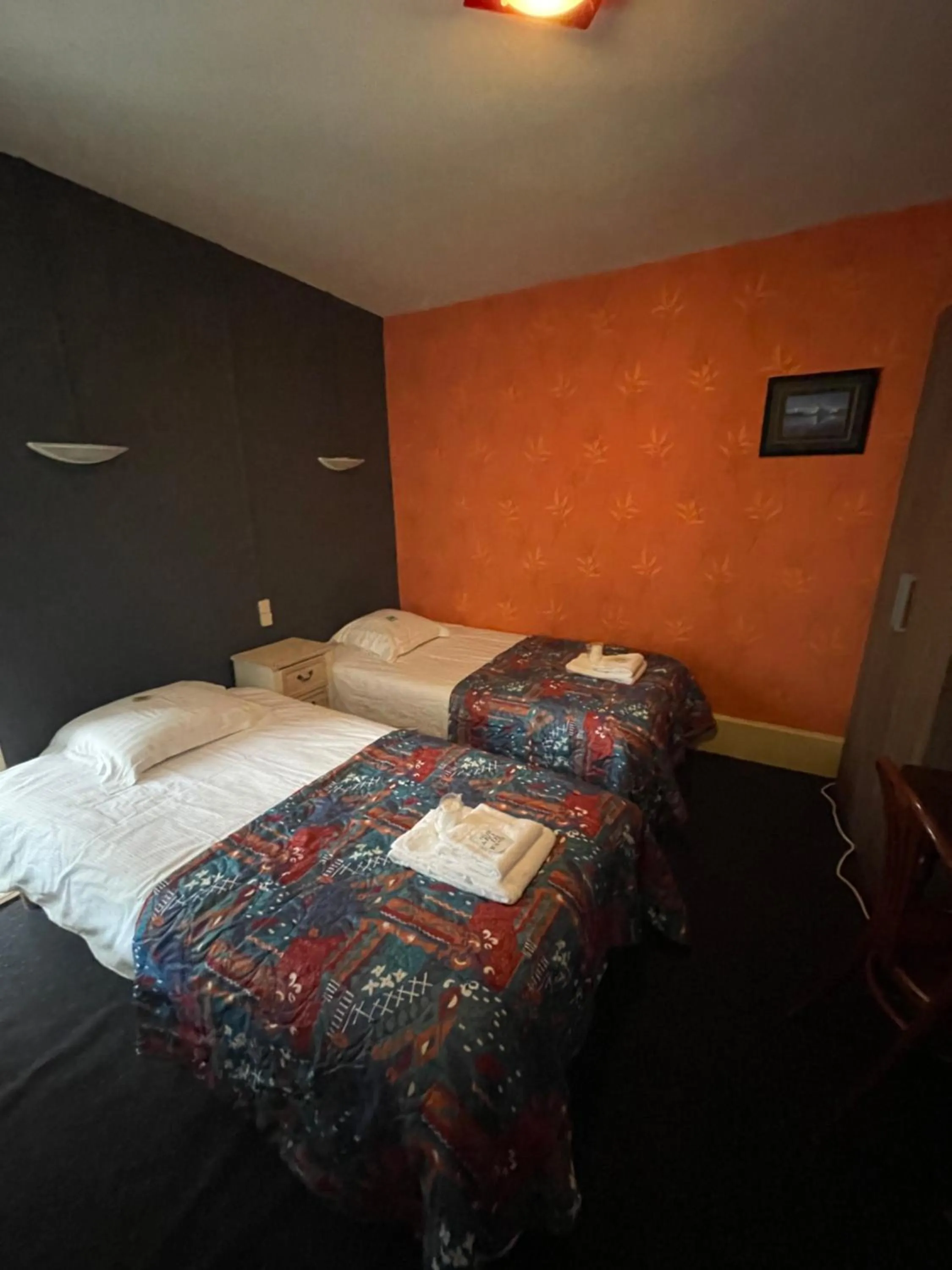 Bedroom, Bed in Hôtel du Commerce