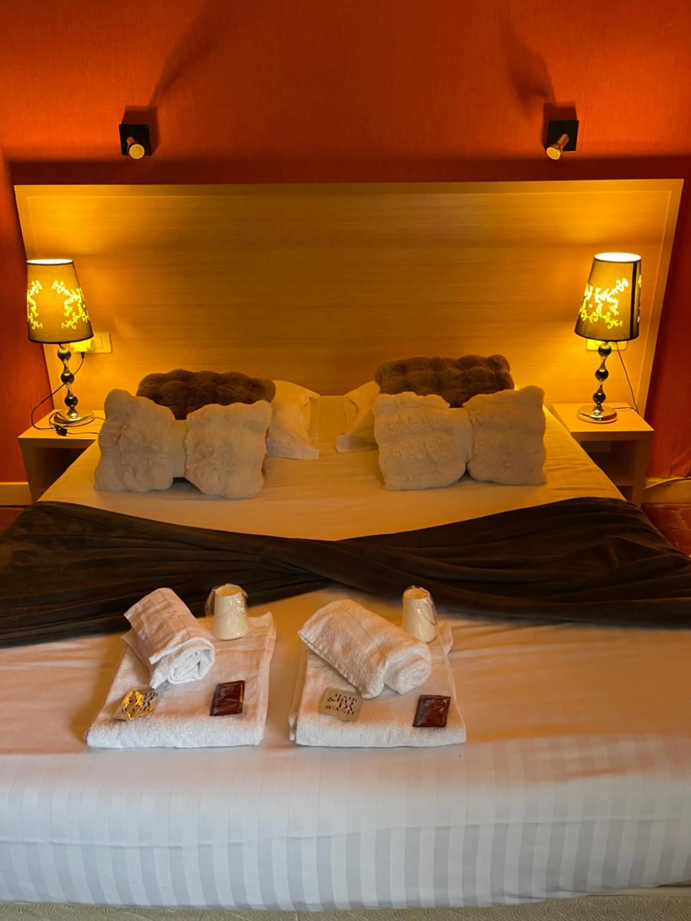 Bedroom, Bed in Hôtel du Commerce