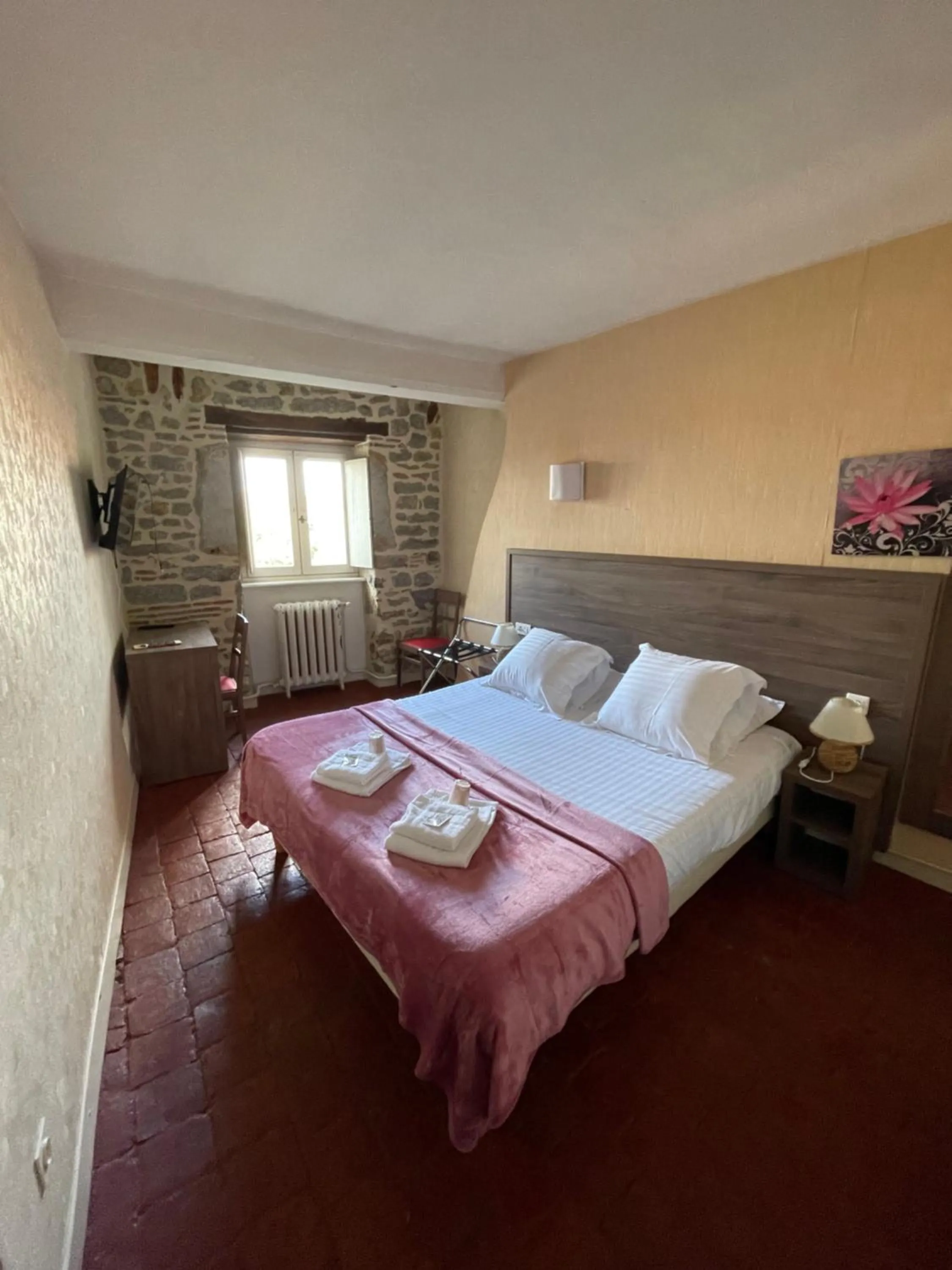 Bed in Hôtel du Commerce