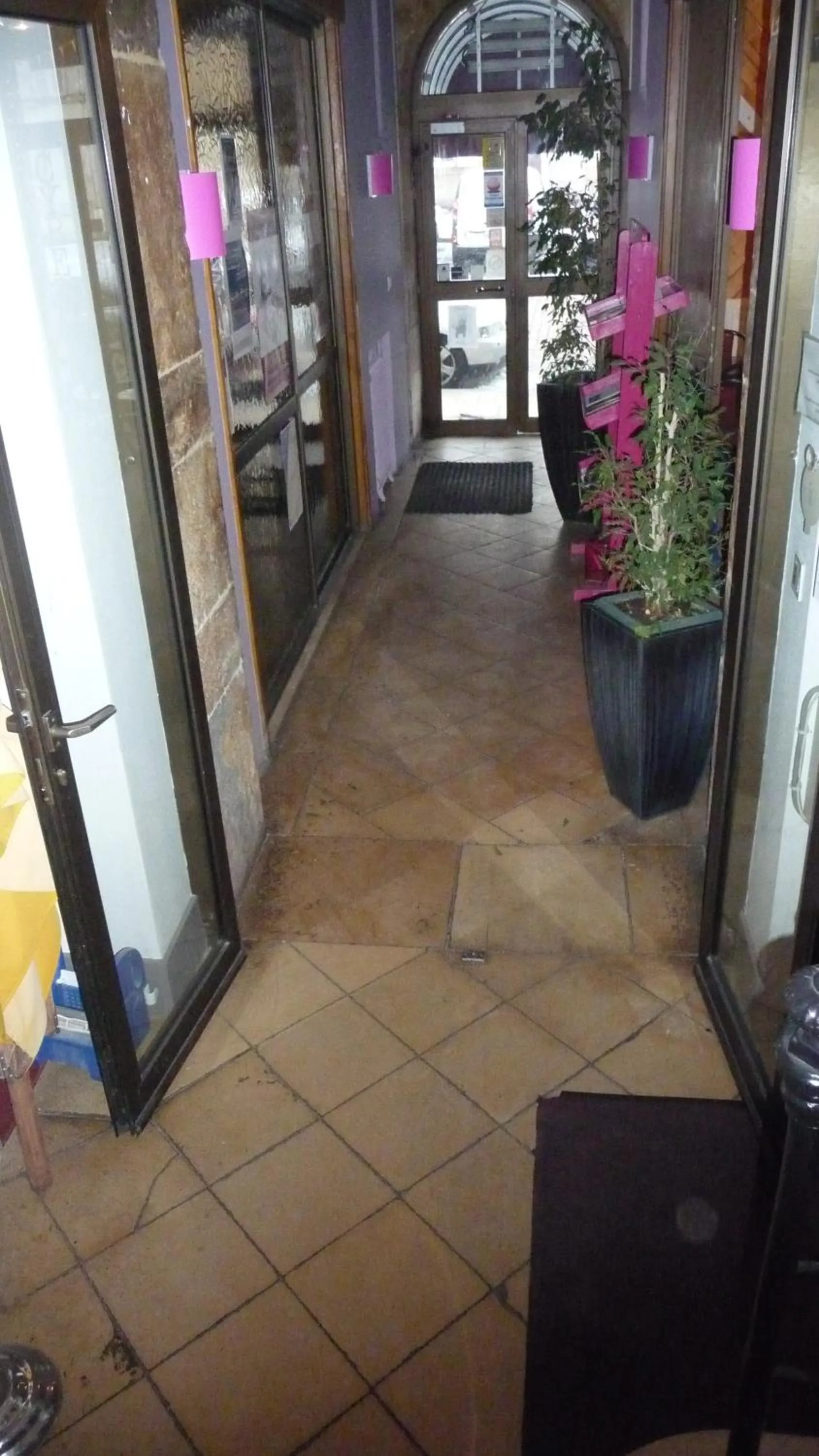 Day in Hôtel du Commerce