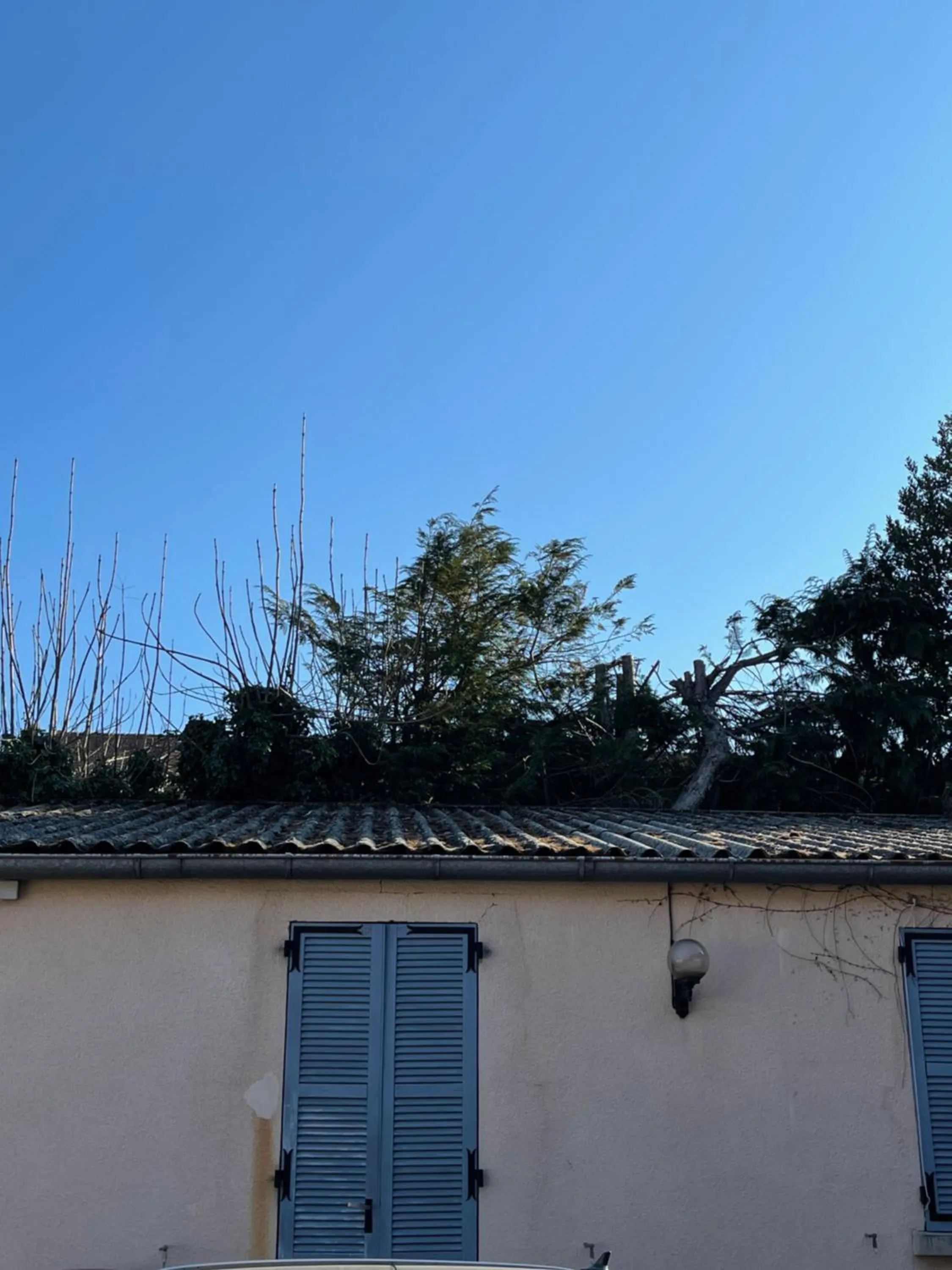 Property building in Hôtel du Commerce