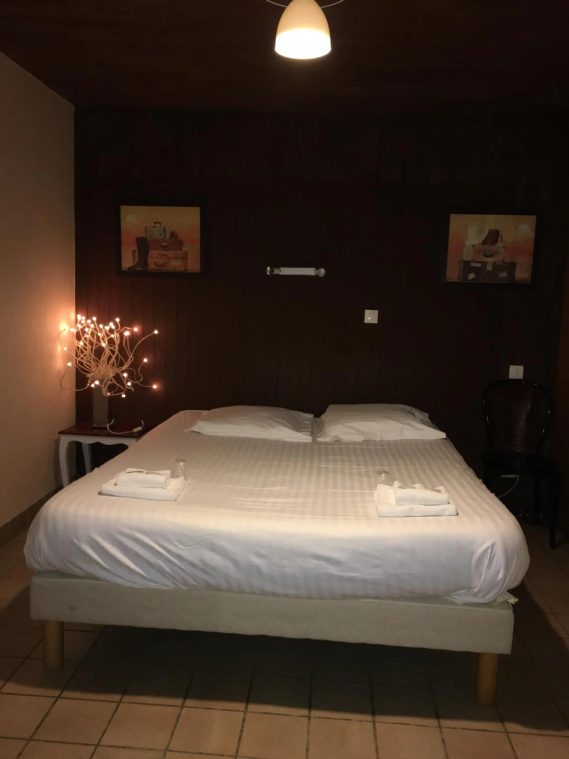 Bed in Hôtel du Commerce