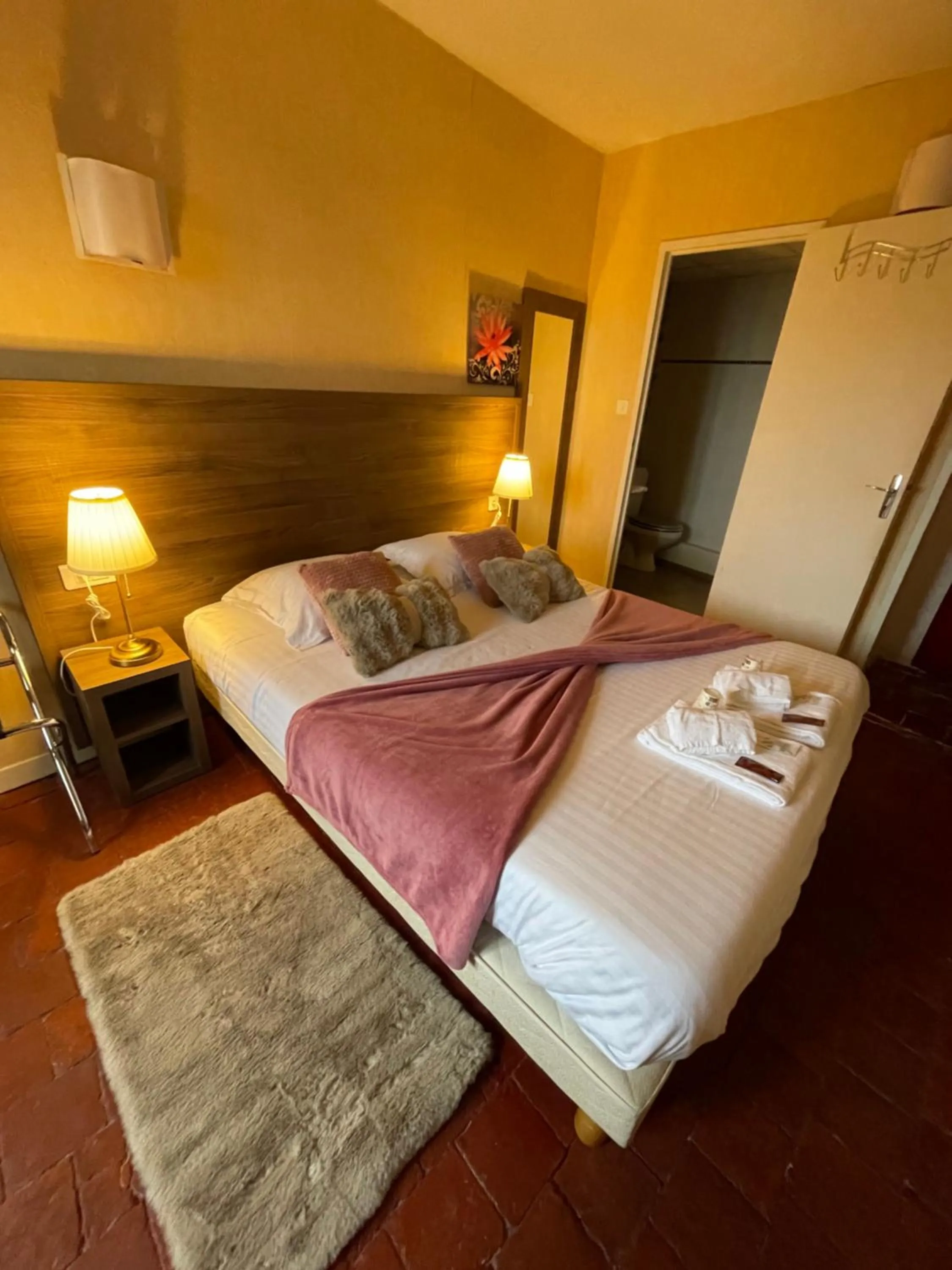 Bedroom, Bed in Hôtel du Commerce