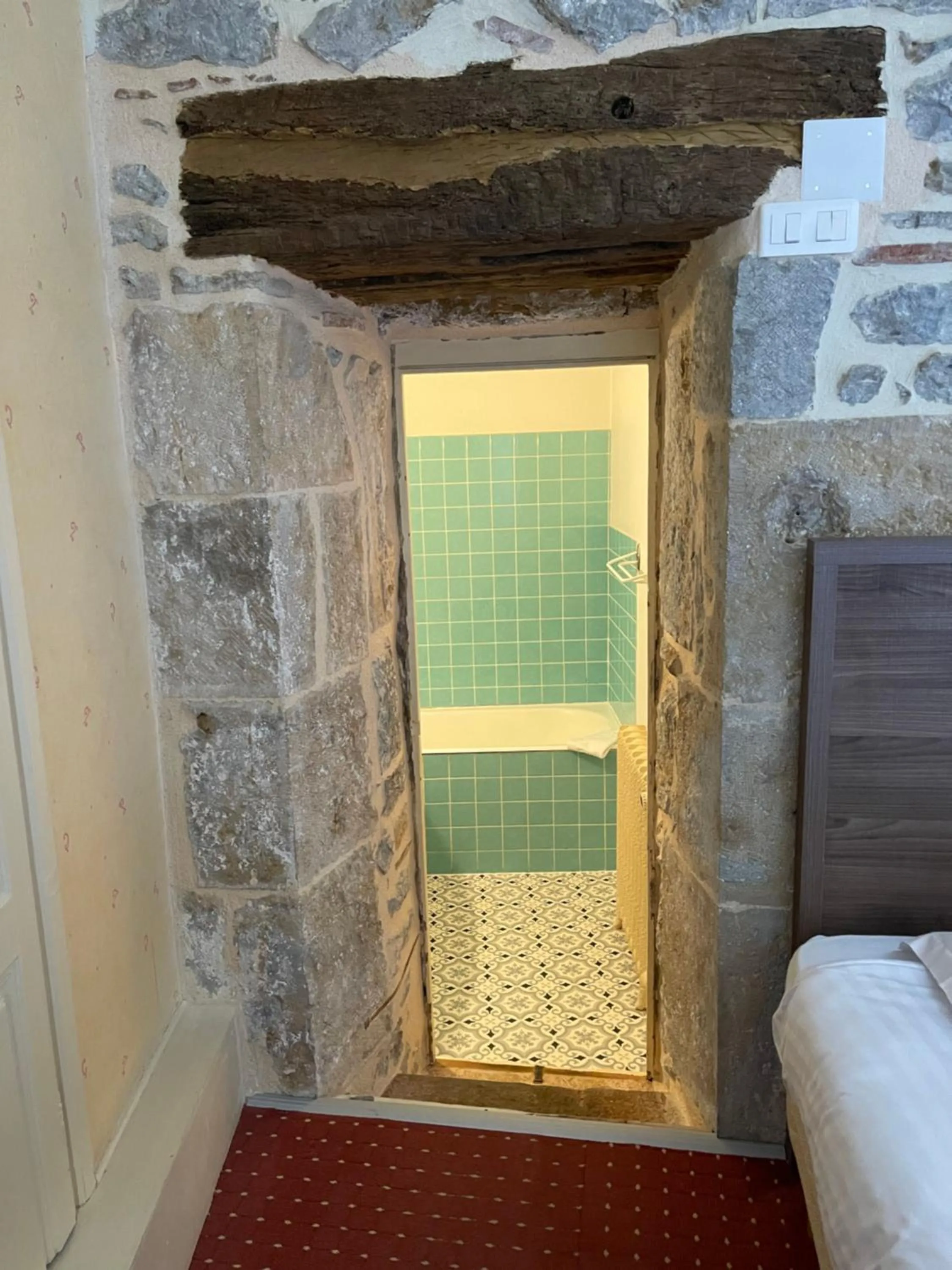 Bathroom in Hôtel du Commerce