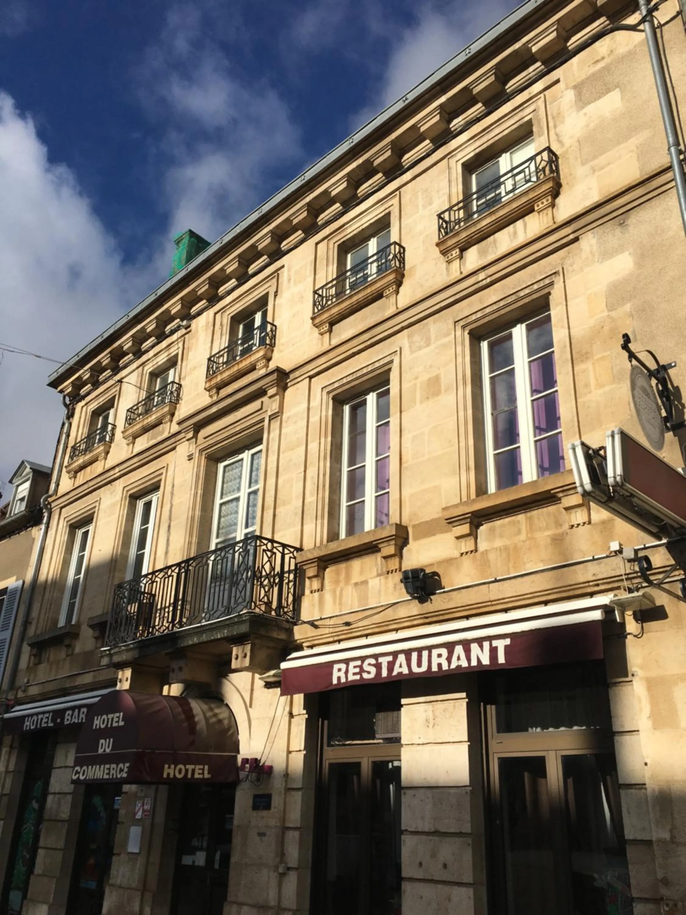Property building in Hôtel du Commerce