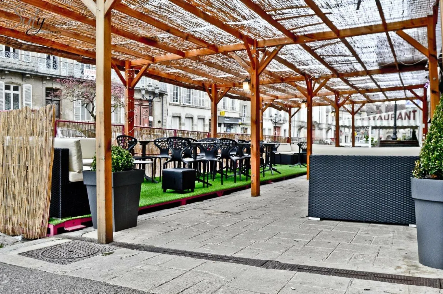 Property building in Hôtel du Commerce