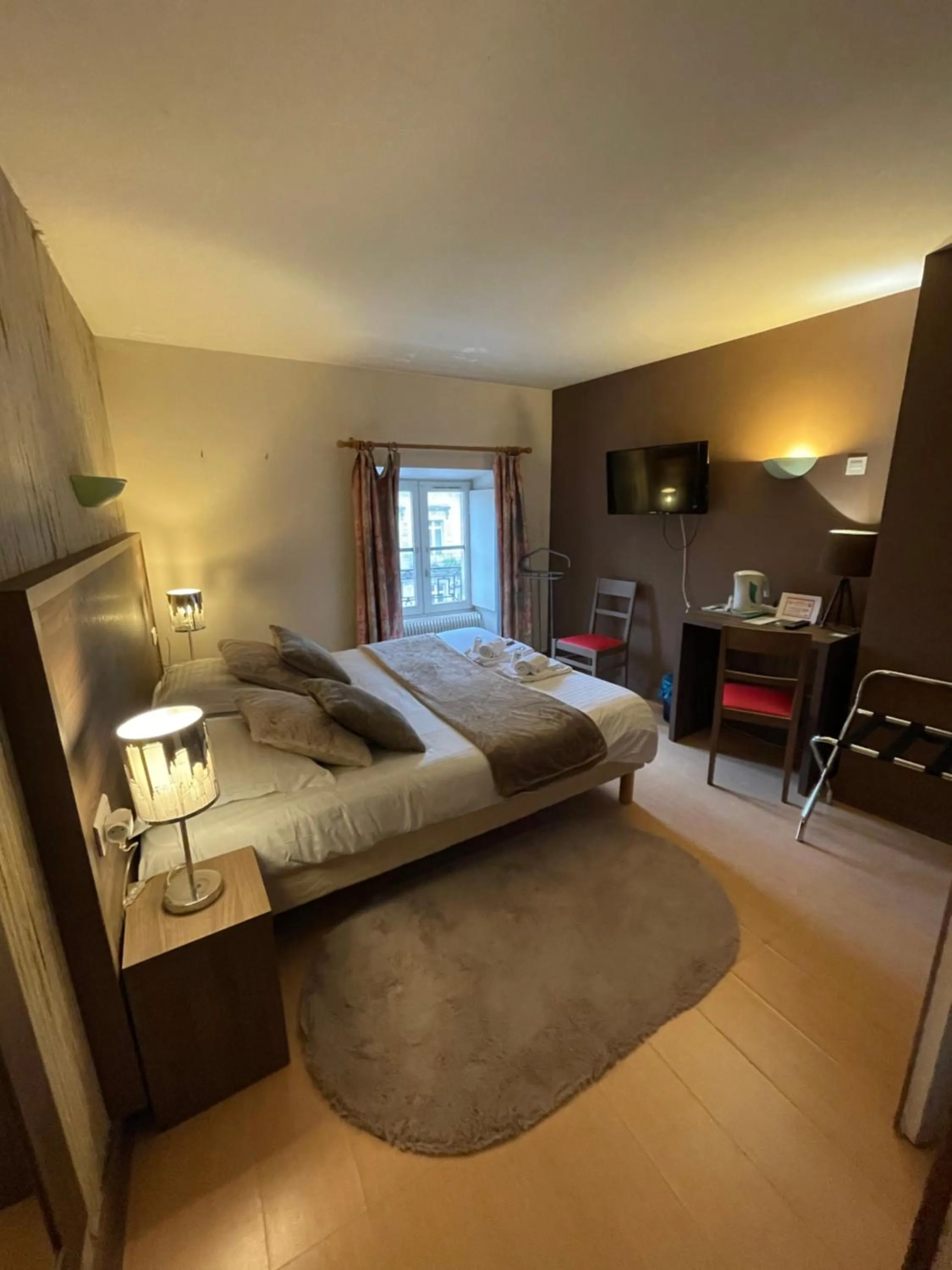 Bedroom, Bed in Hôtel du Commerce