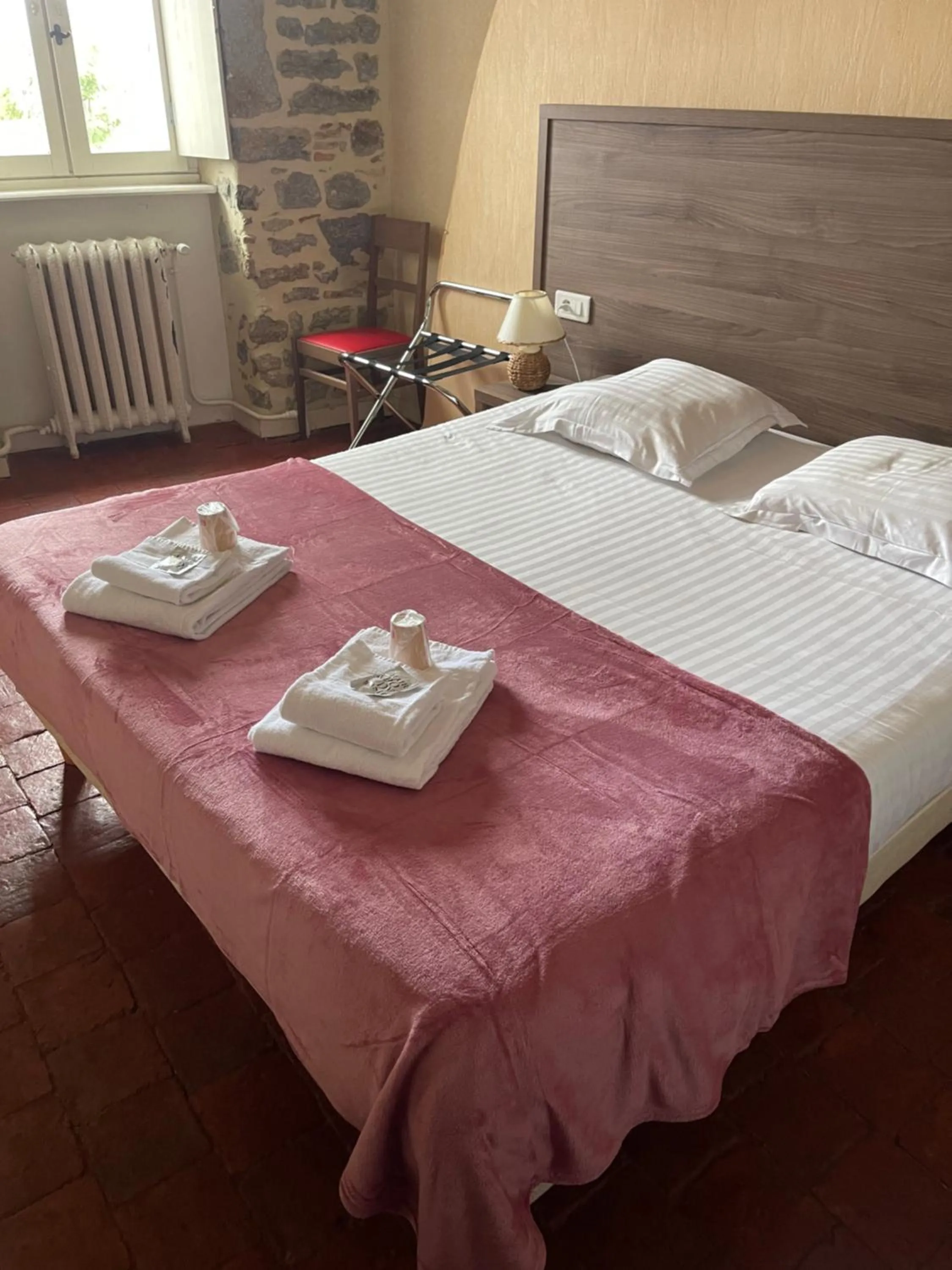 Bed in Hôtel du Commerce