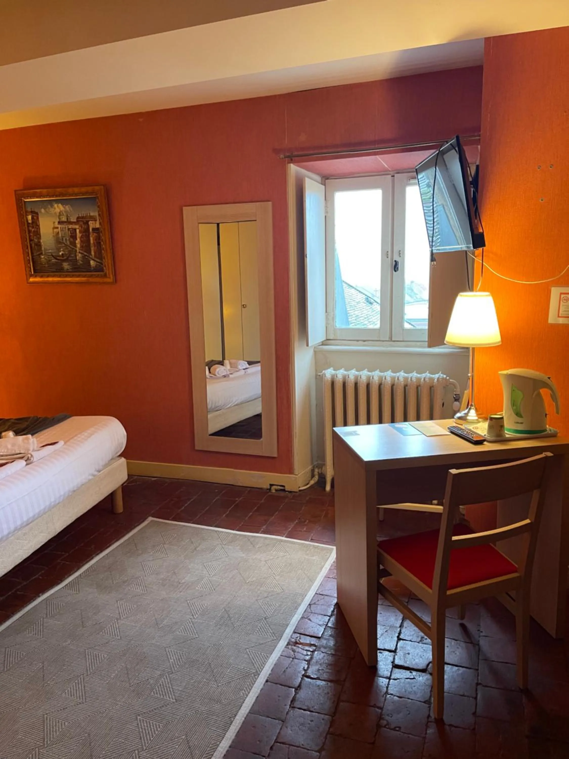 Bedroom, Bed in Hôtel du Commerce