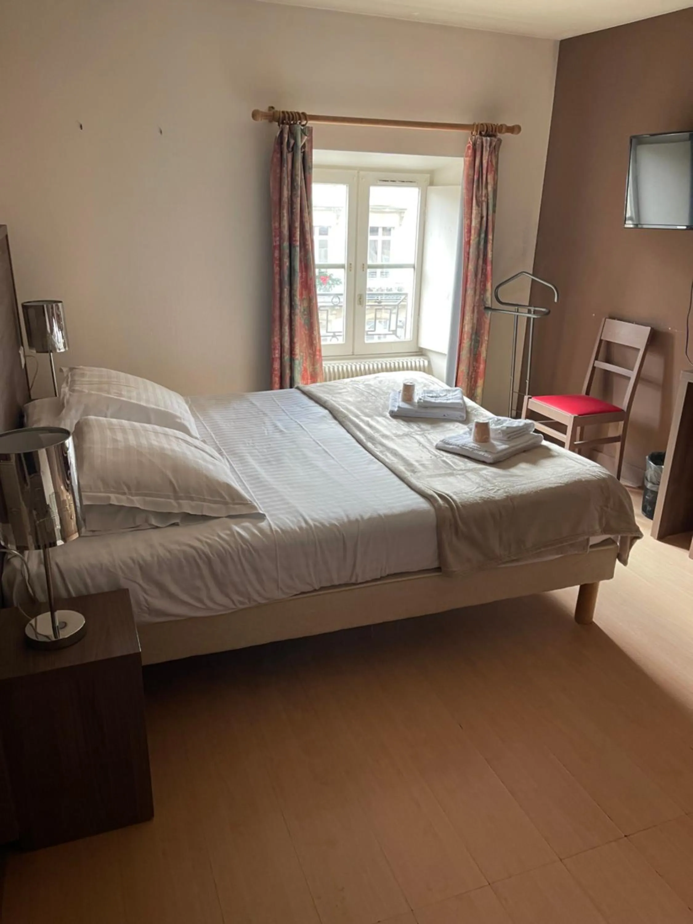 Bed in Hôtel du Commerce