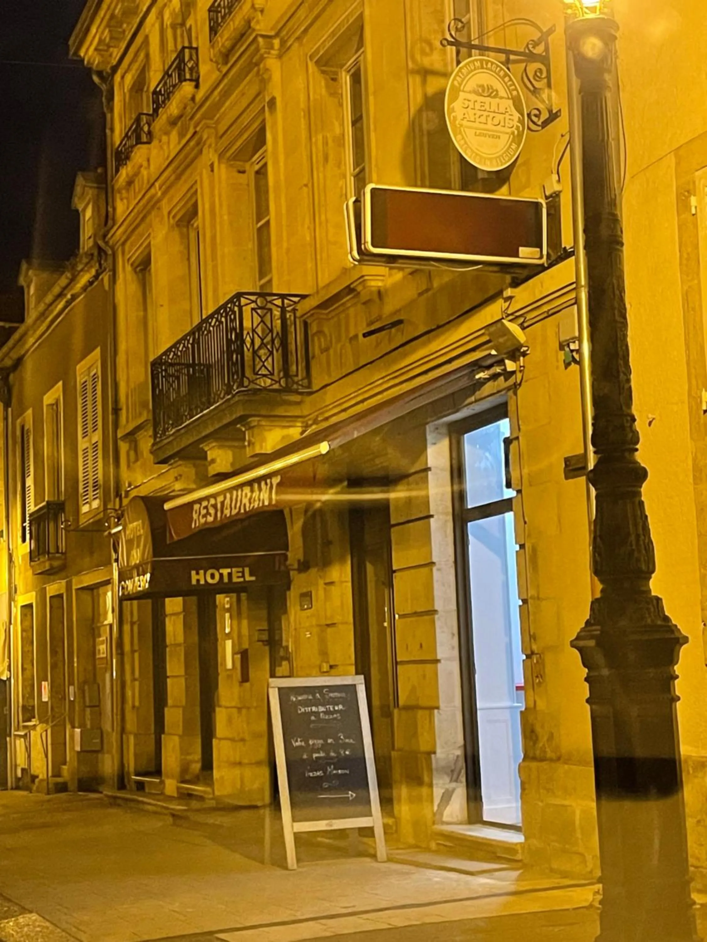 Property building in Hôtel du Commerce