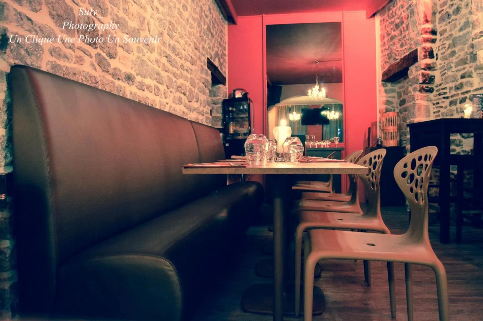 Text overlay in Hôtel du Commerce