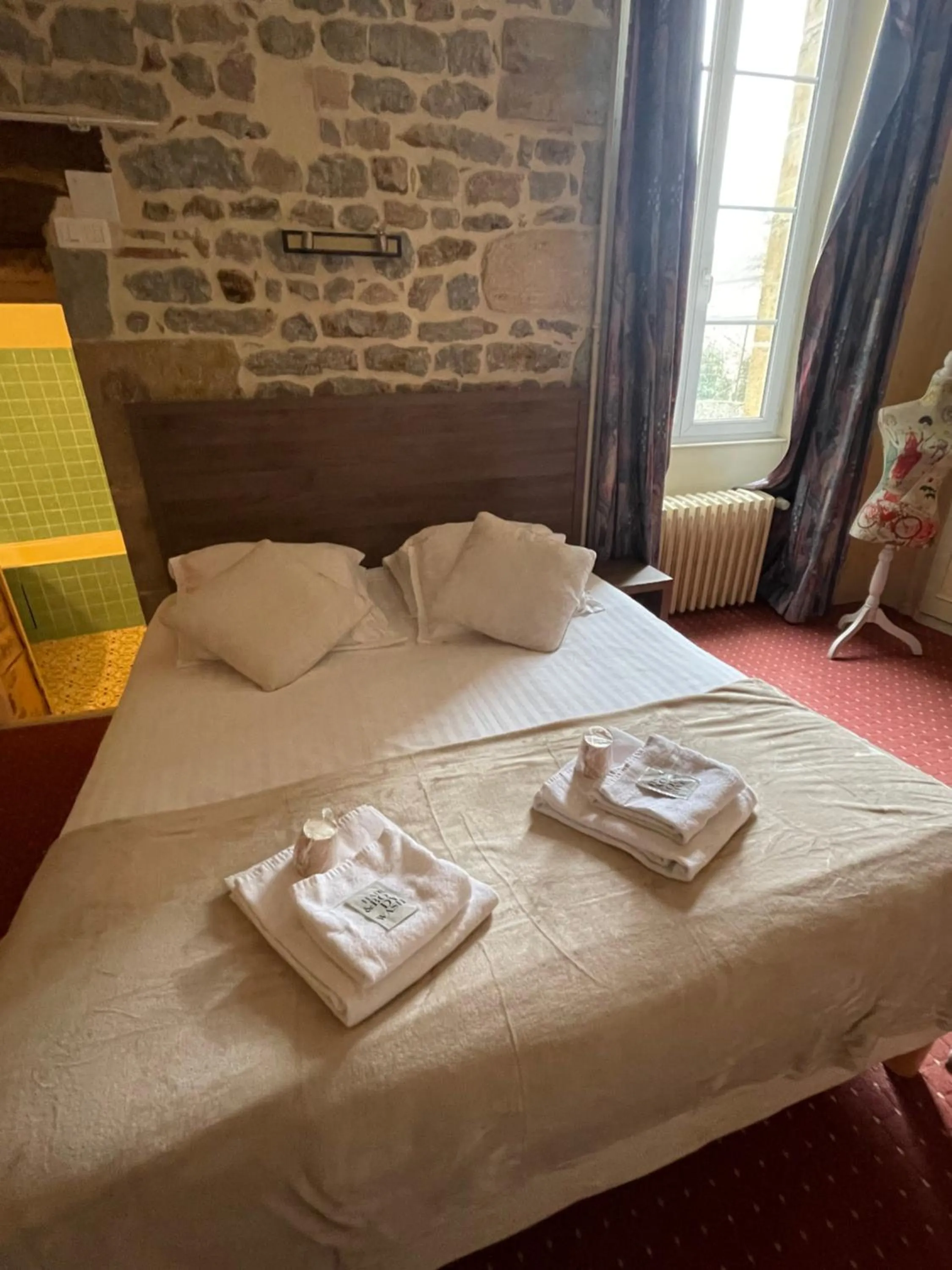 Bed in Hôtel du Commerce