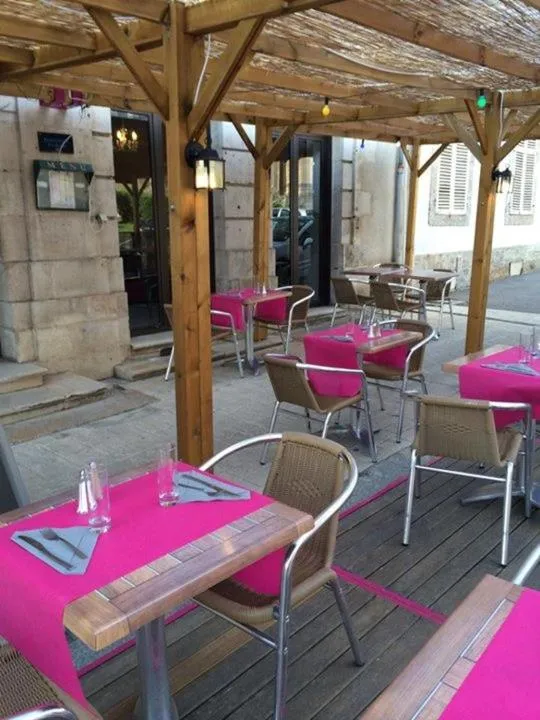 Property building in Hôtel du Commerce