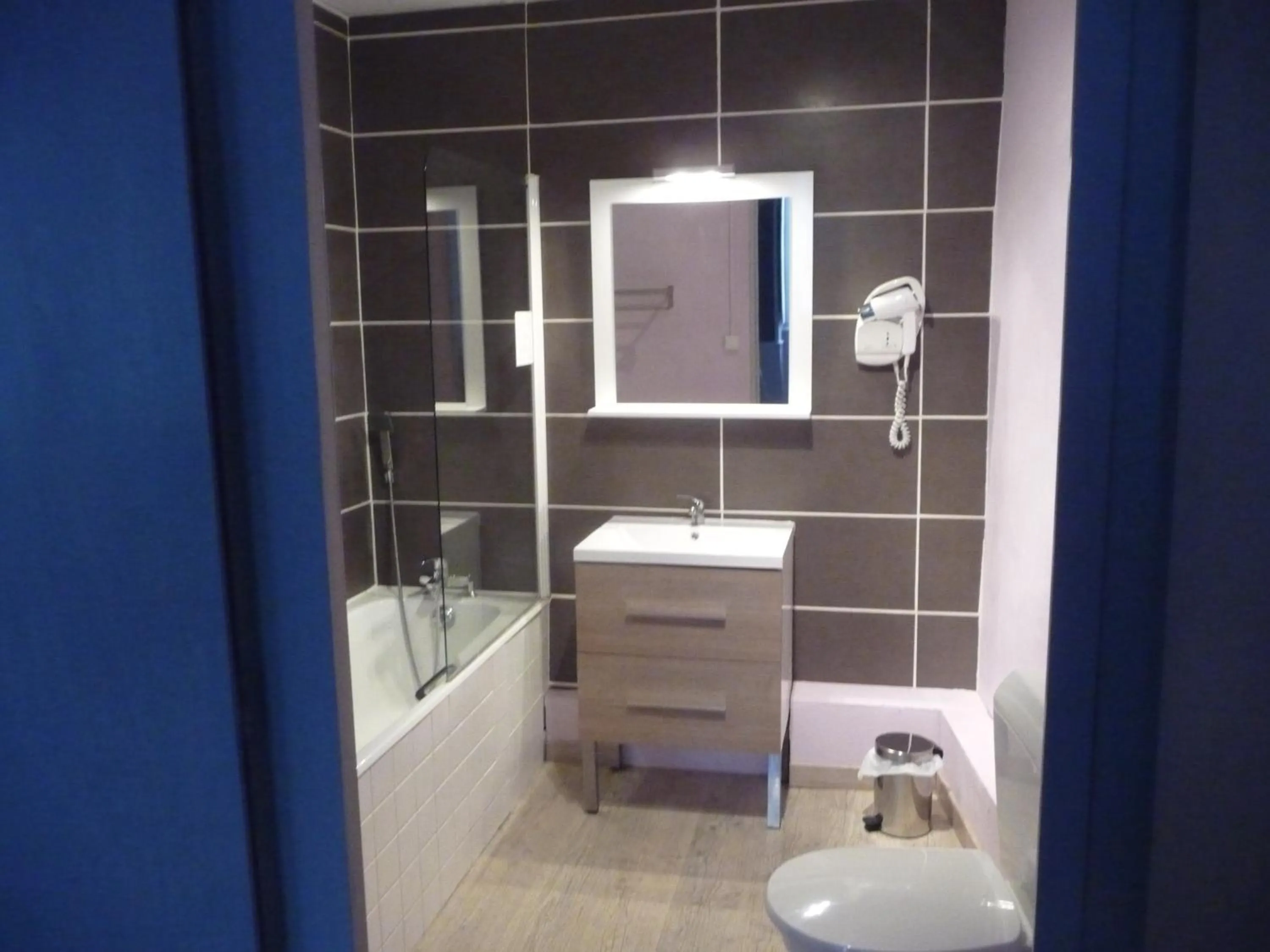 Bathroom in Hôtel du Commerce