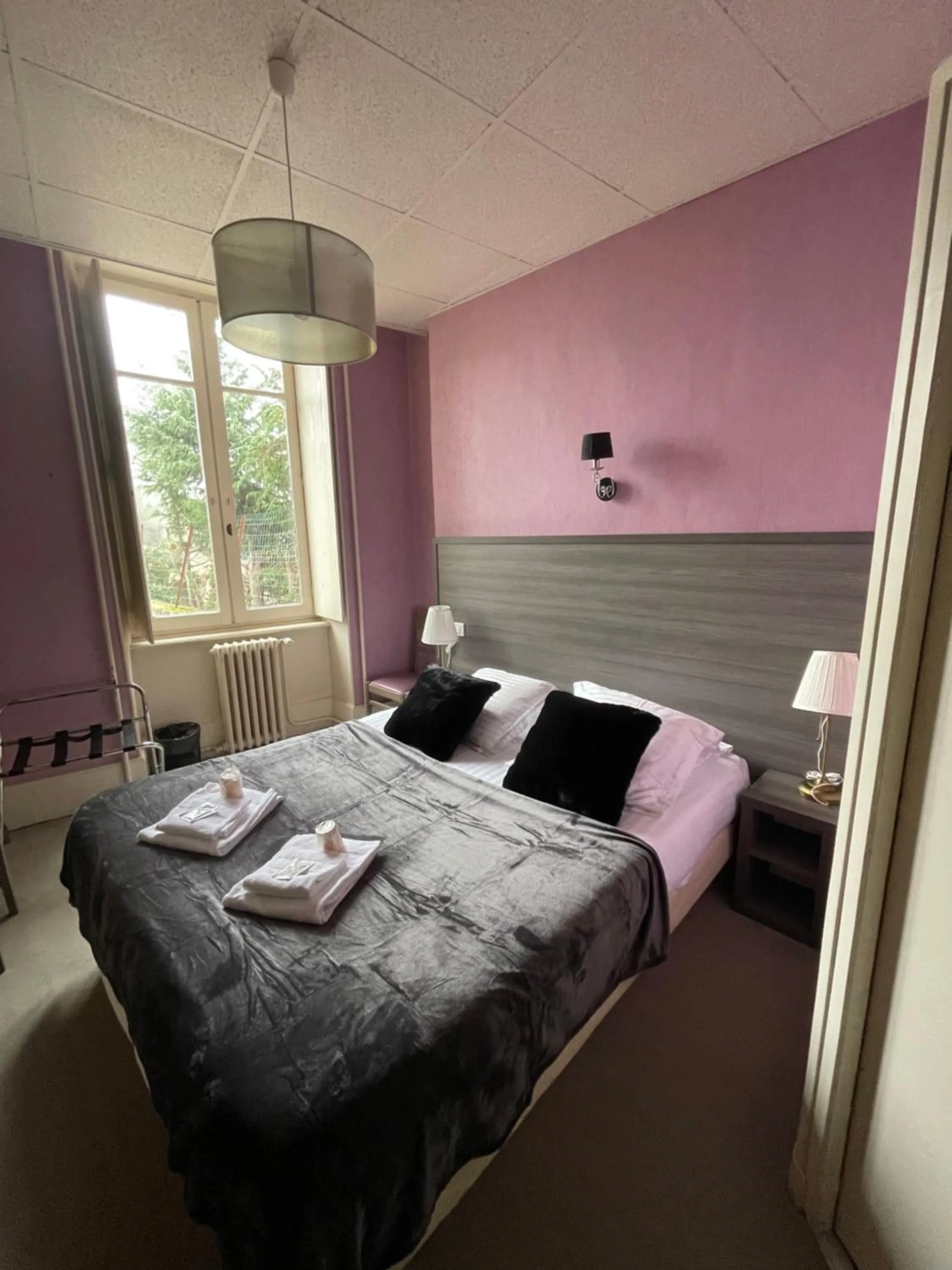 Bed in Hôtel du Commerce