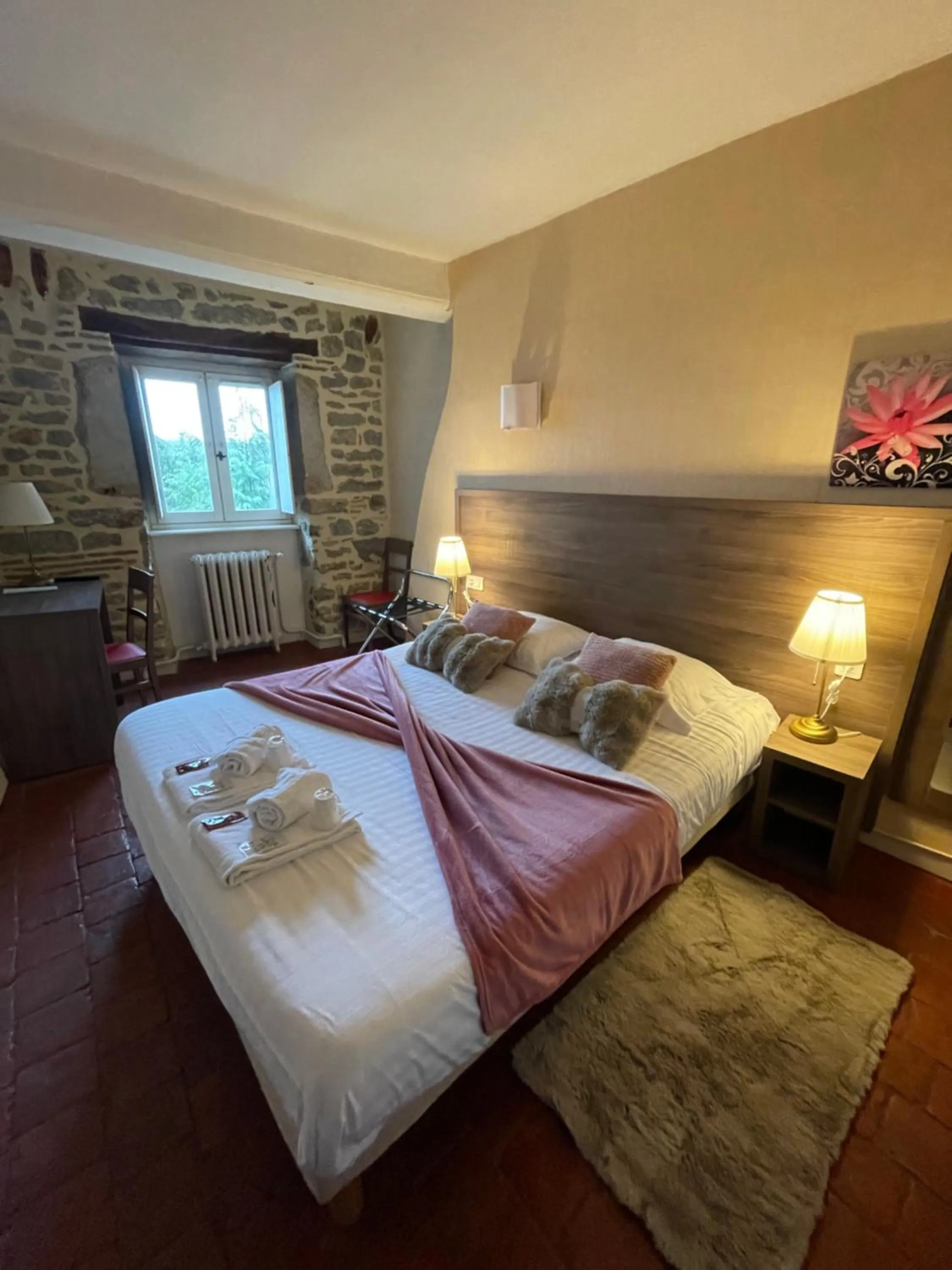 Bedroom, Bed in Hôtel du Commerce