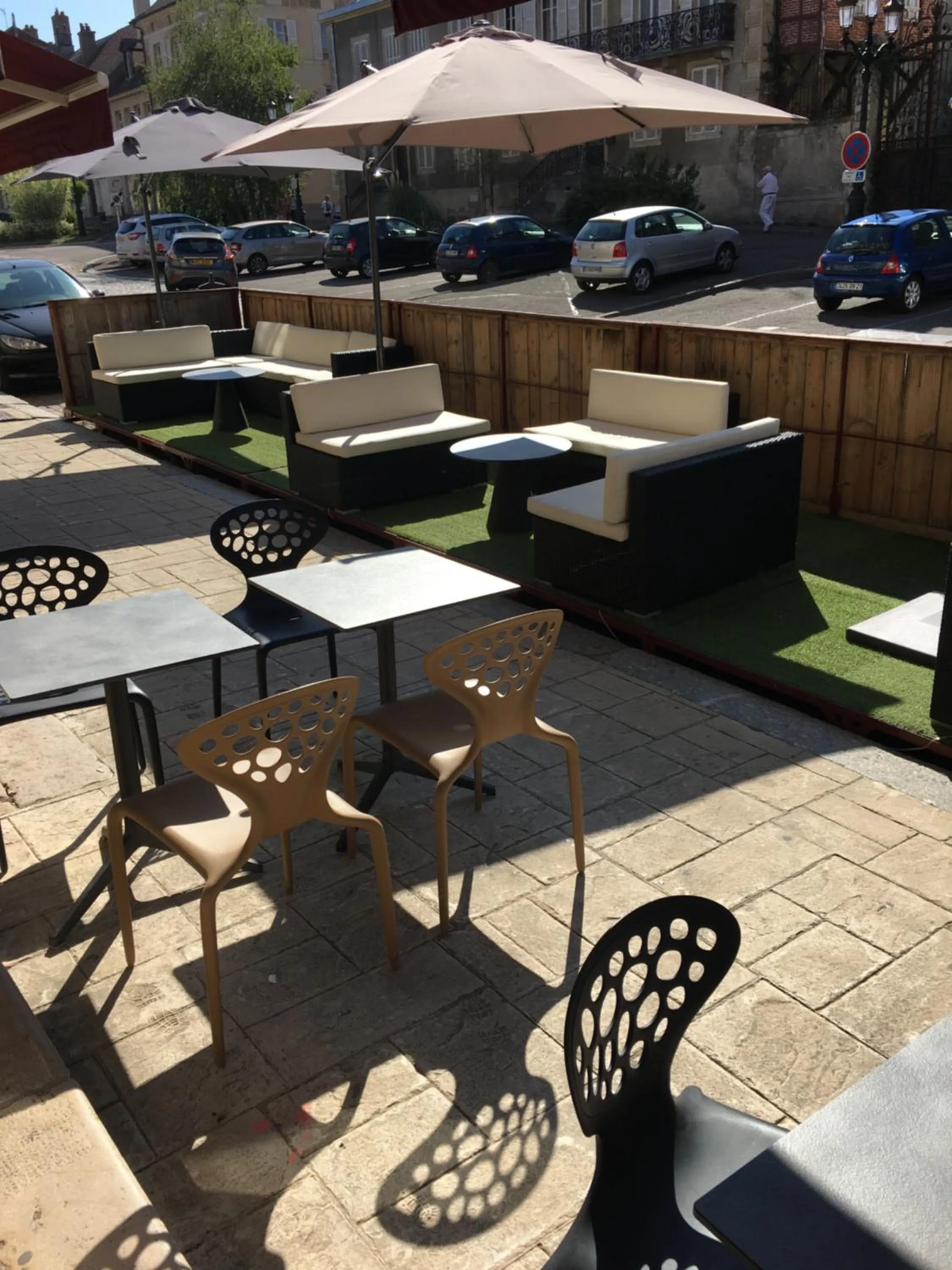 Patio in Hôtel du Commerce