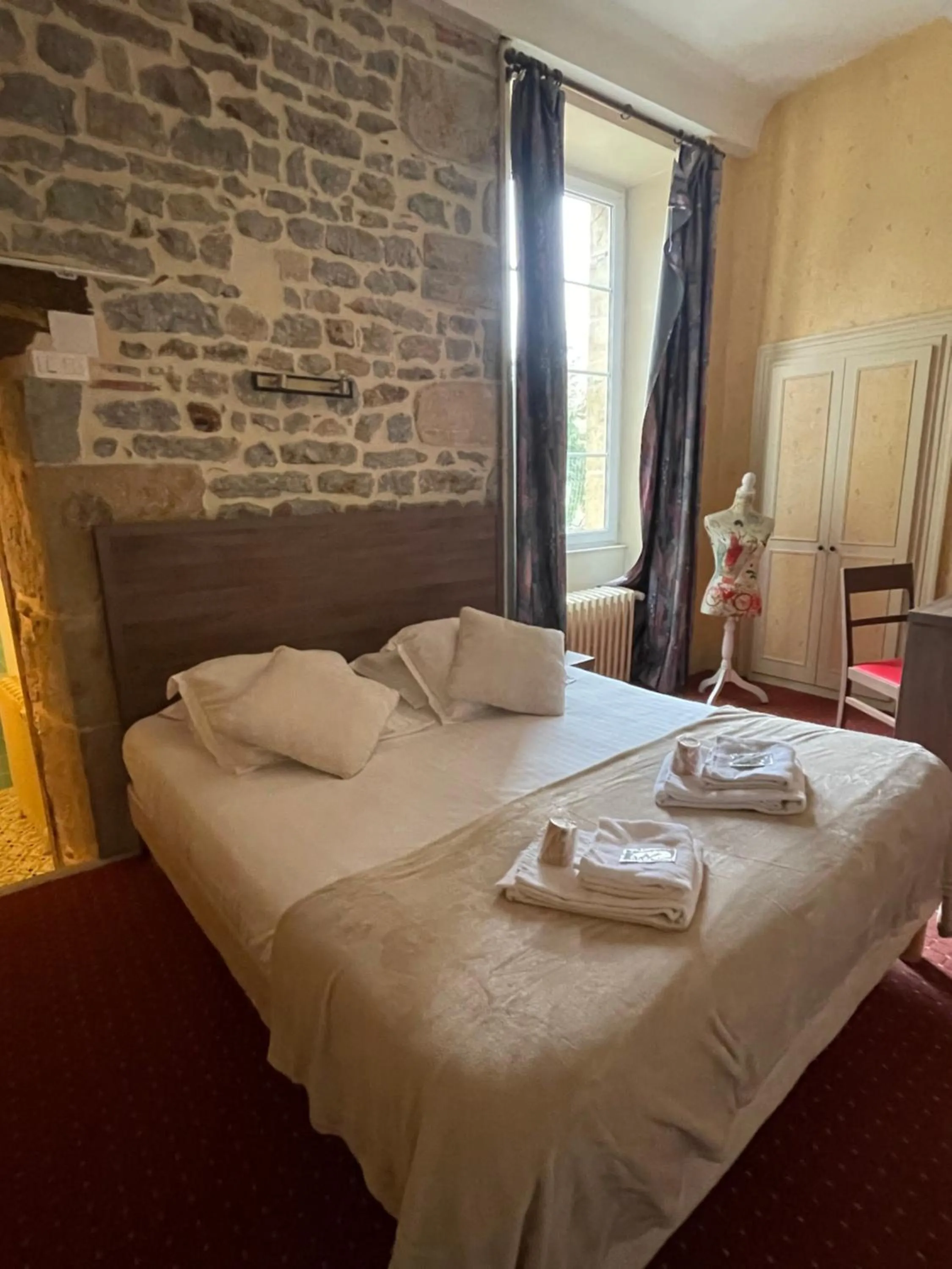 Bed in Hôtel du Commerce