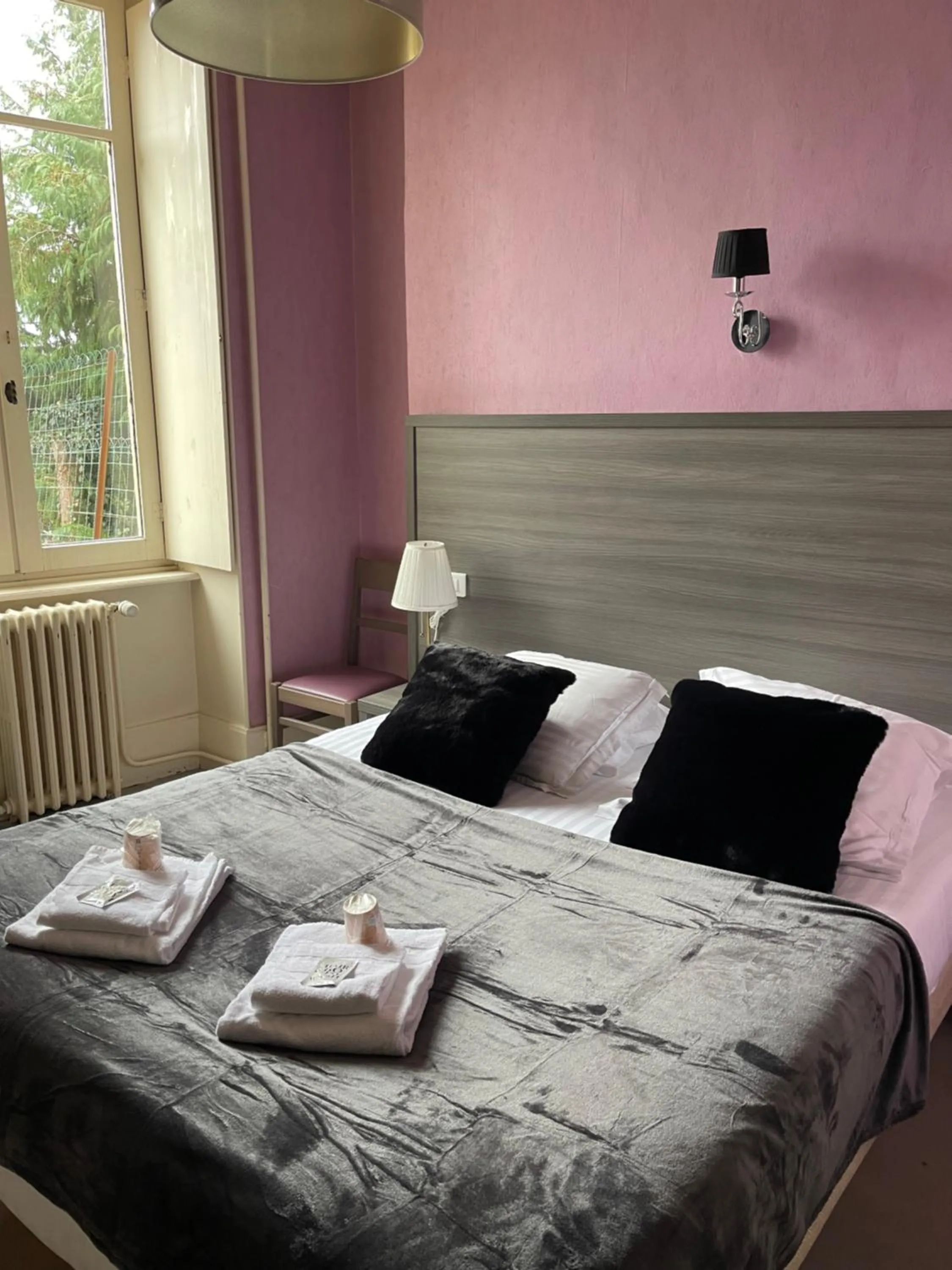 Bed in Hôtel du Commerce