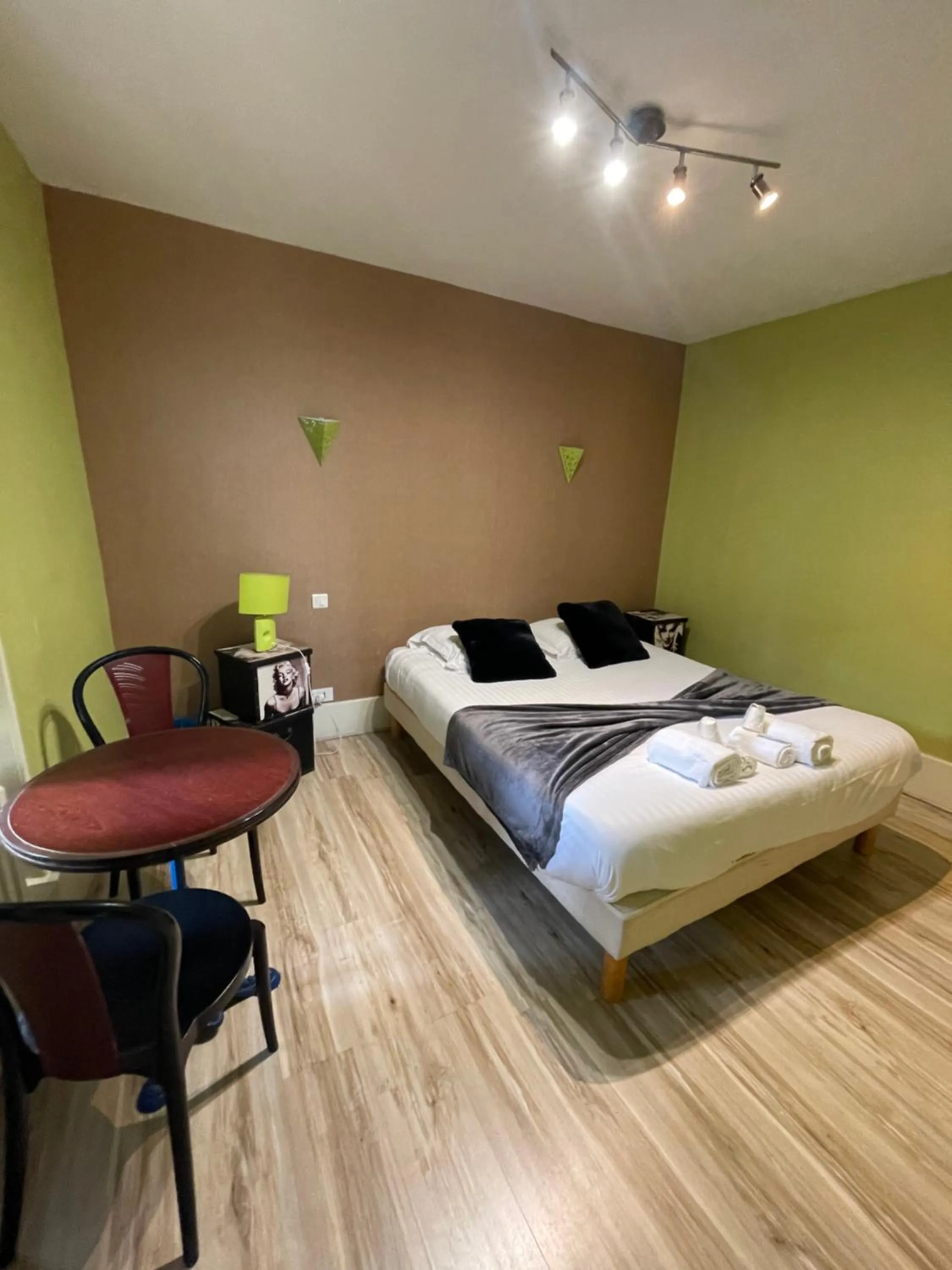 Bedroom, Bed in Hôtel du Commerce