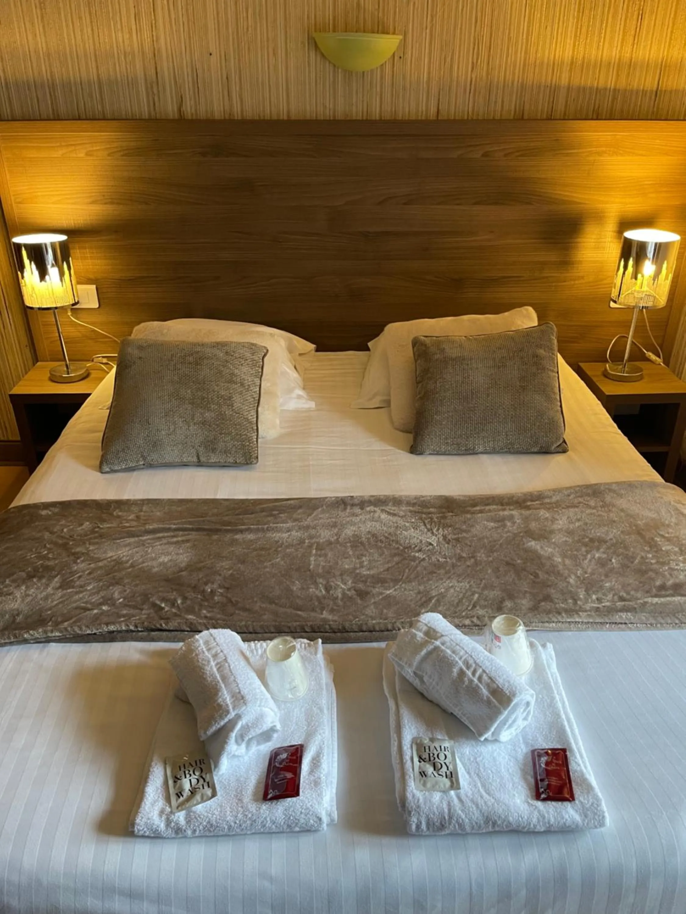 Bedroom, Bed in Hôtel du Commerce