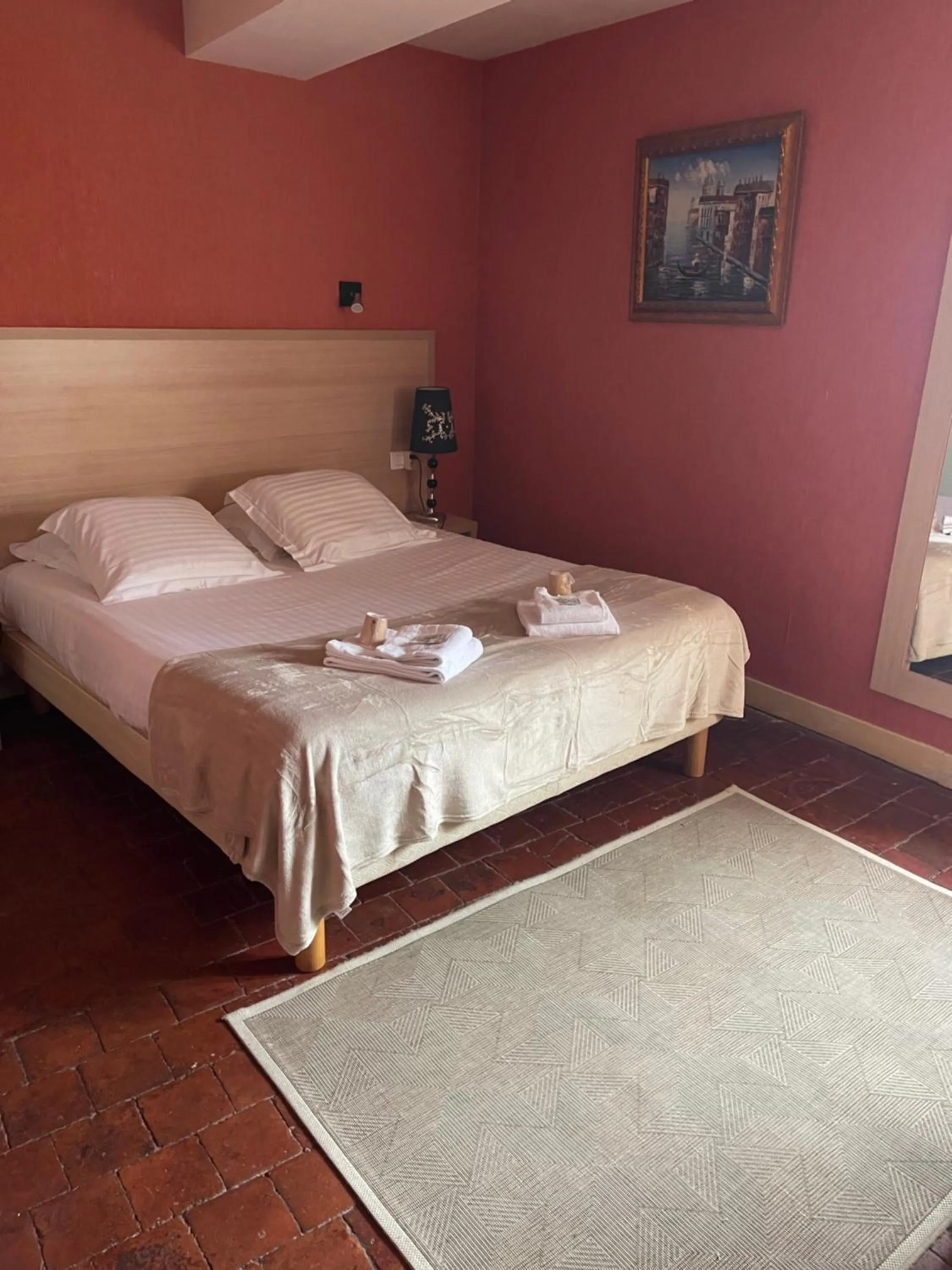 Bed in Hôtel du Commerce