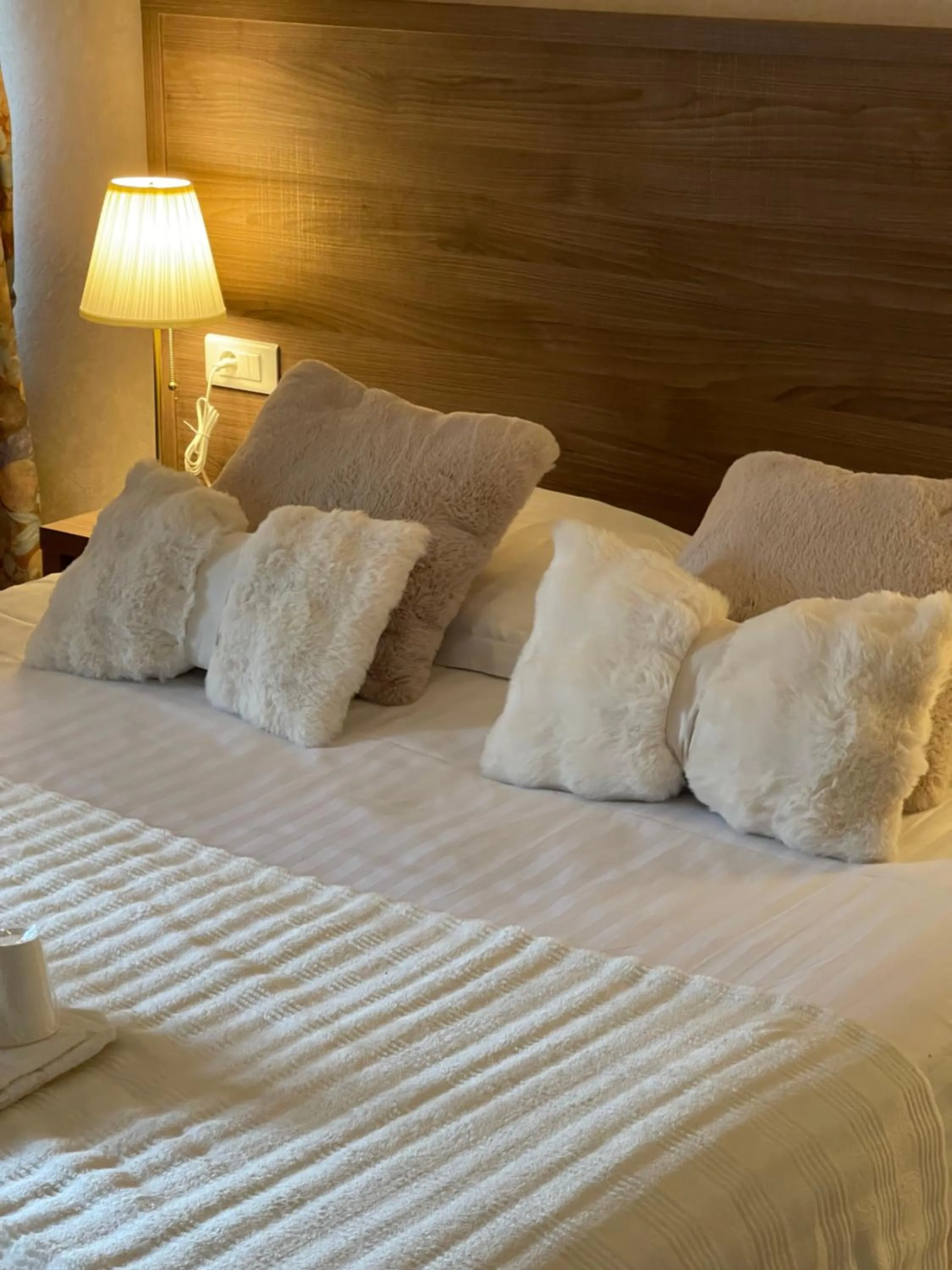 Bedroom, Bed in Hôtel du Commerce