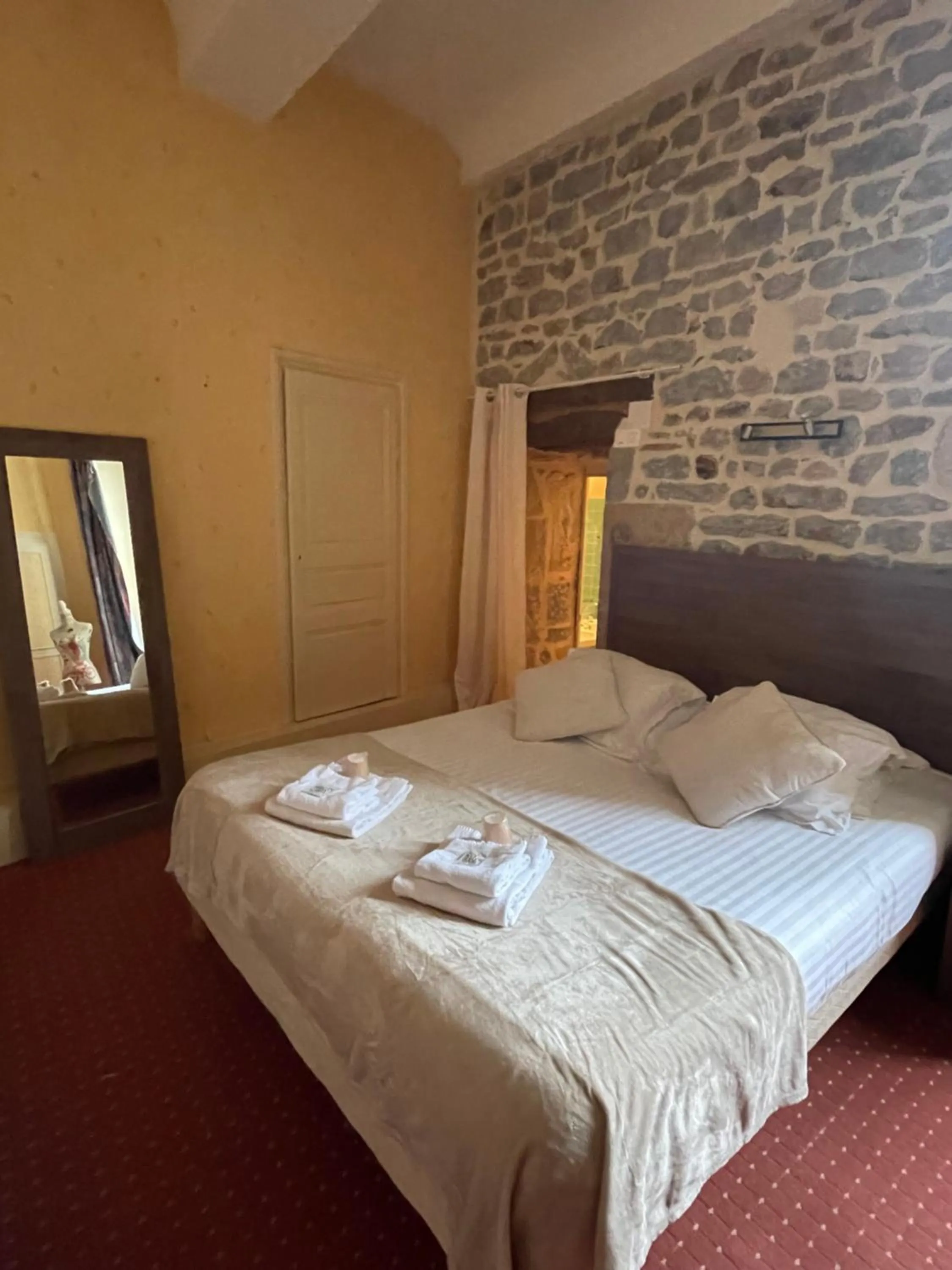 Bed in Hôtel du Commerce