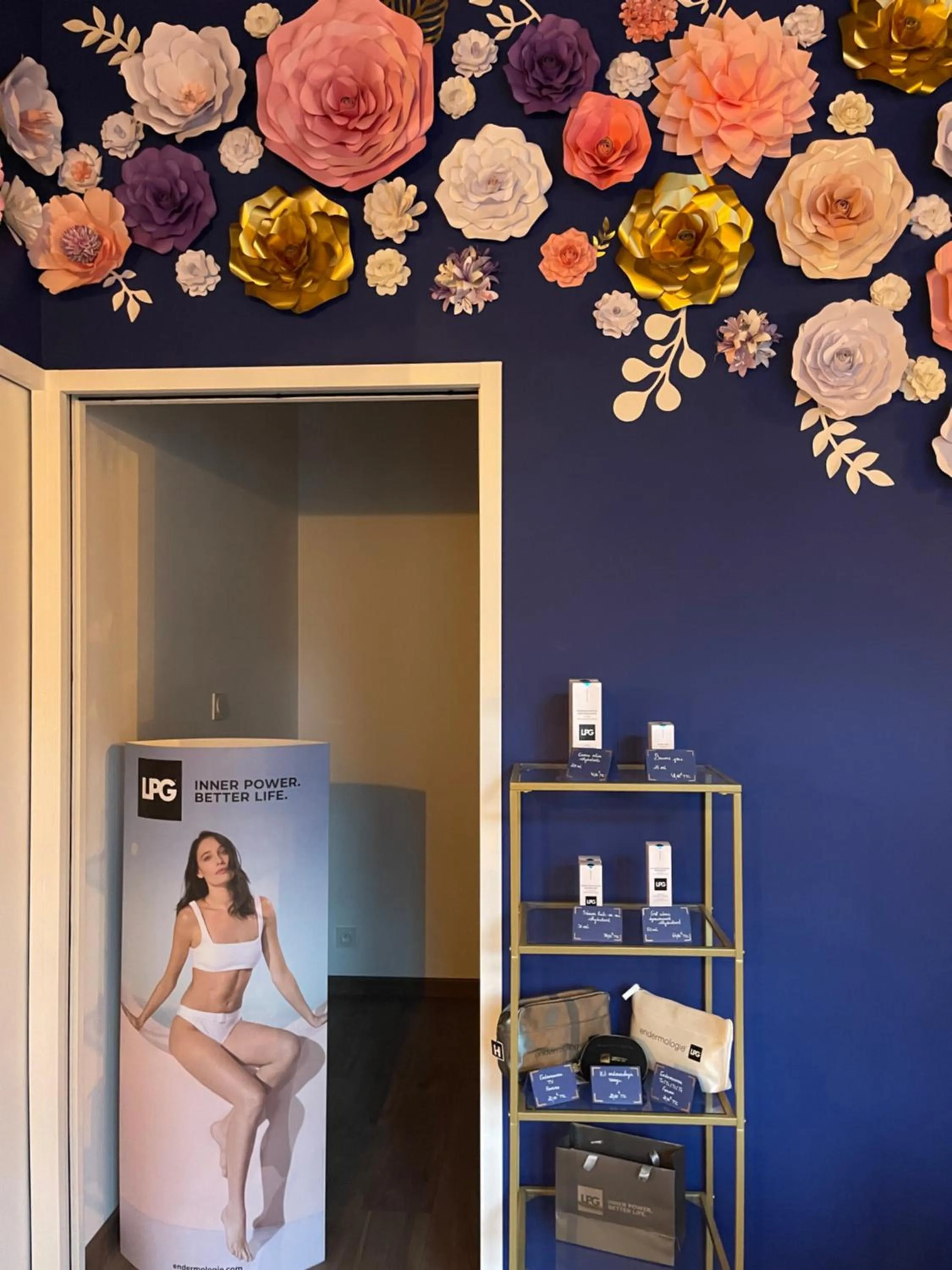 Bed in Hôtel du Commerce