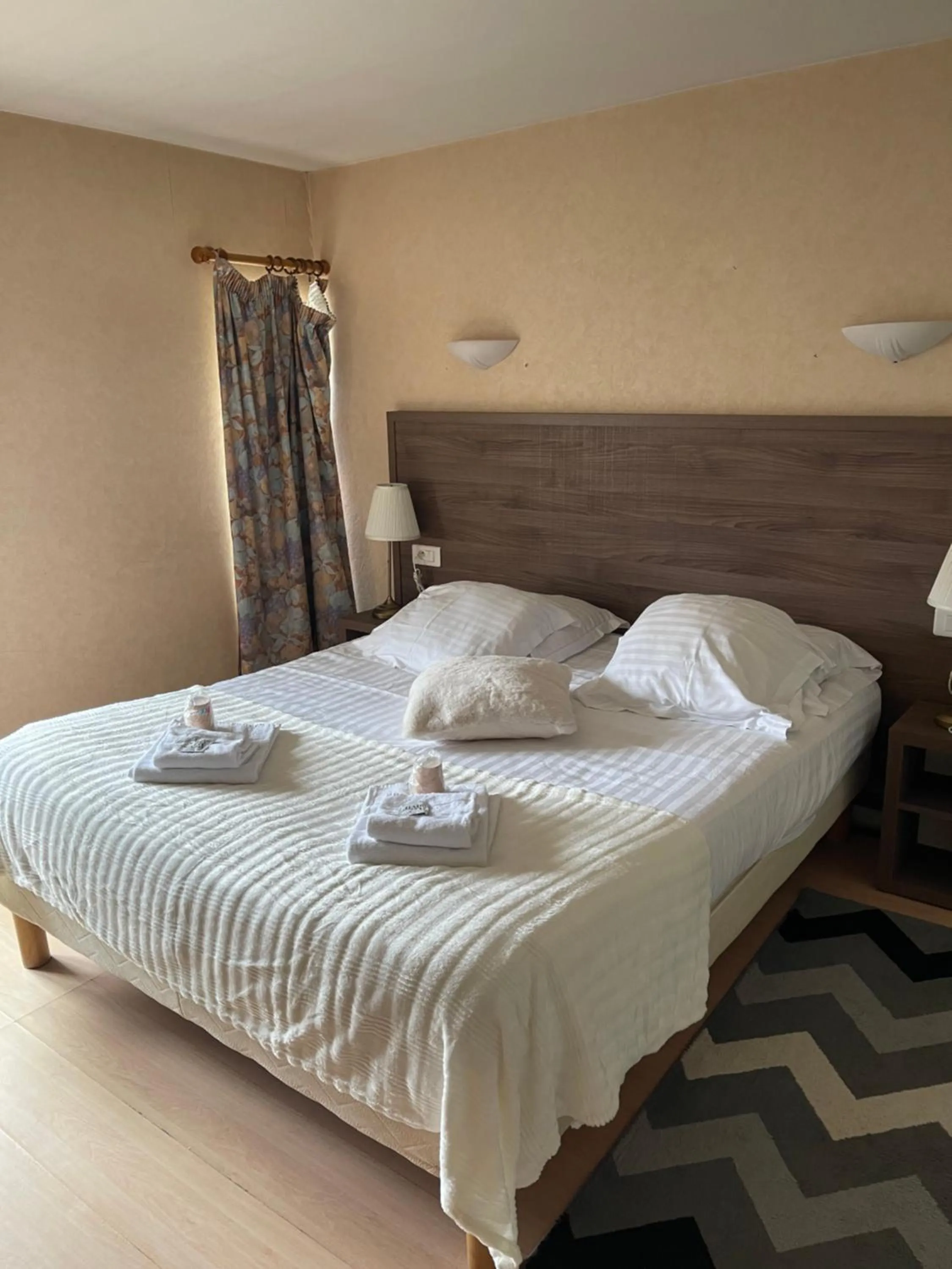 Bed in Hôtel du Commerce