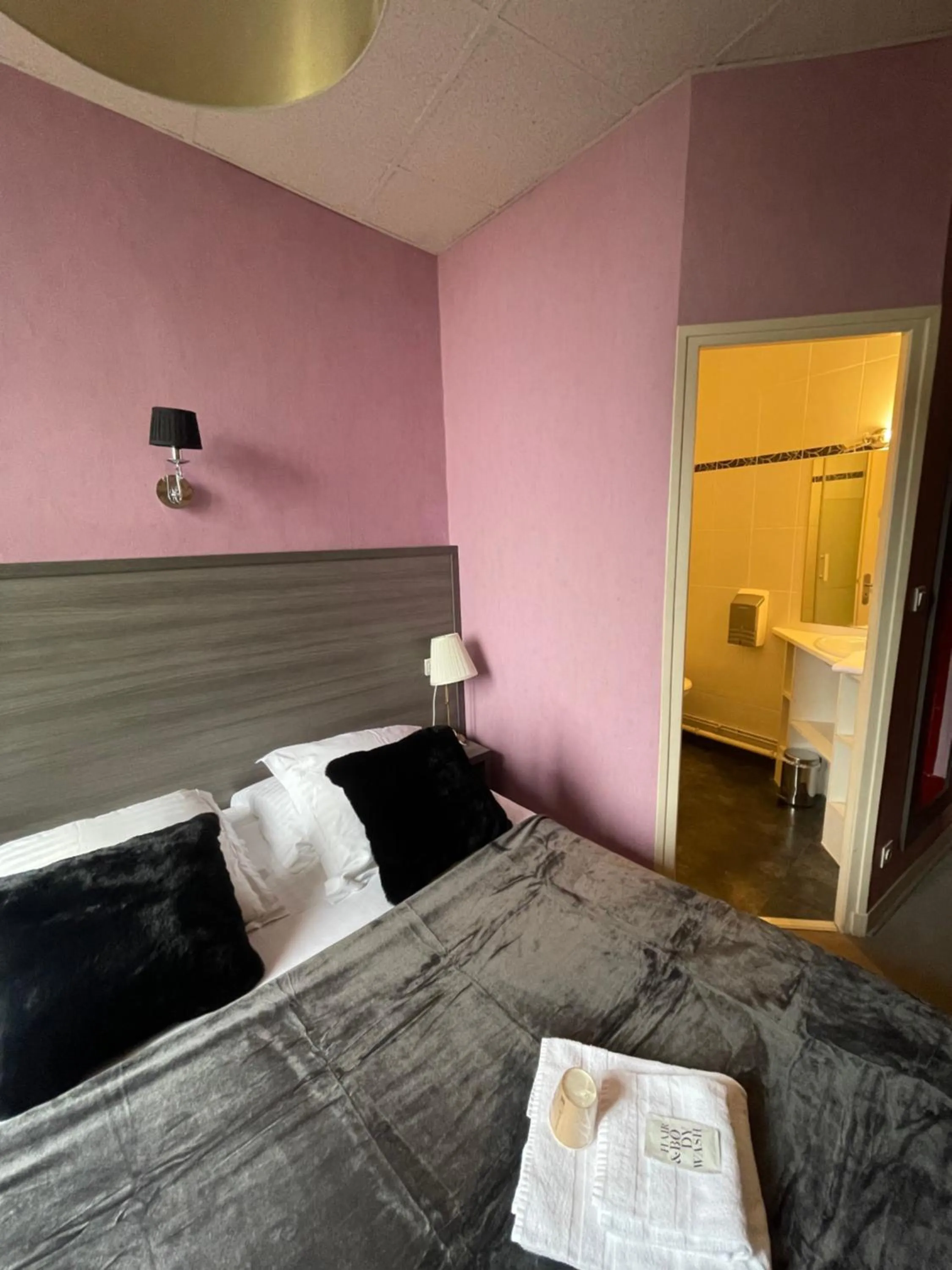 Bed in Hôtel du Commerce