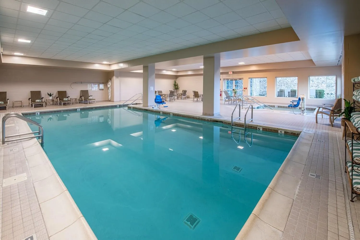 Swimming pool in AmishView Inn & Suites
